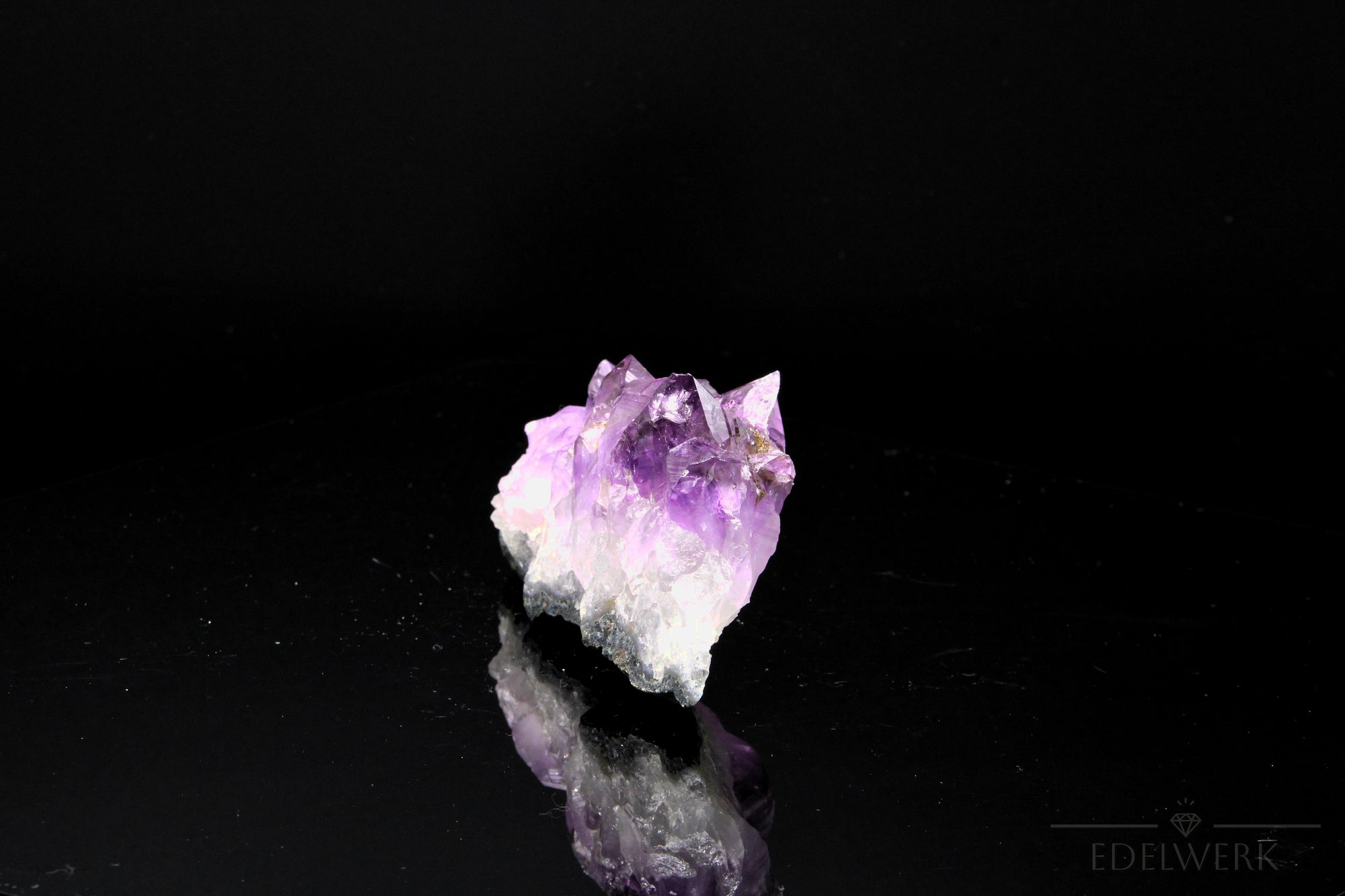 Amethyst Kristall für Balance, fördert klare Meditation, violette Kristalloberfläche.