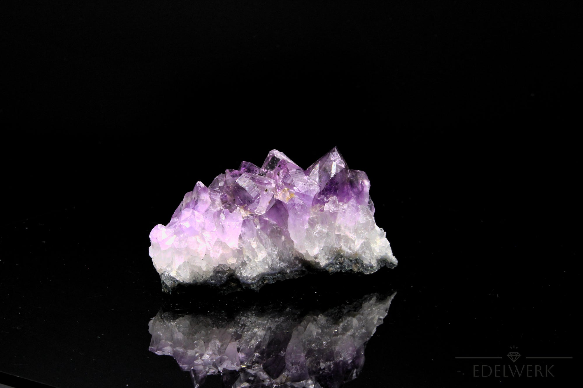 Hochwertiger Amethyst Kristall, fördert meditative Entspannung, klare violette Oberfläche.
