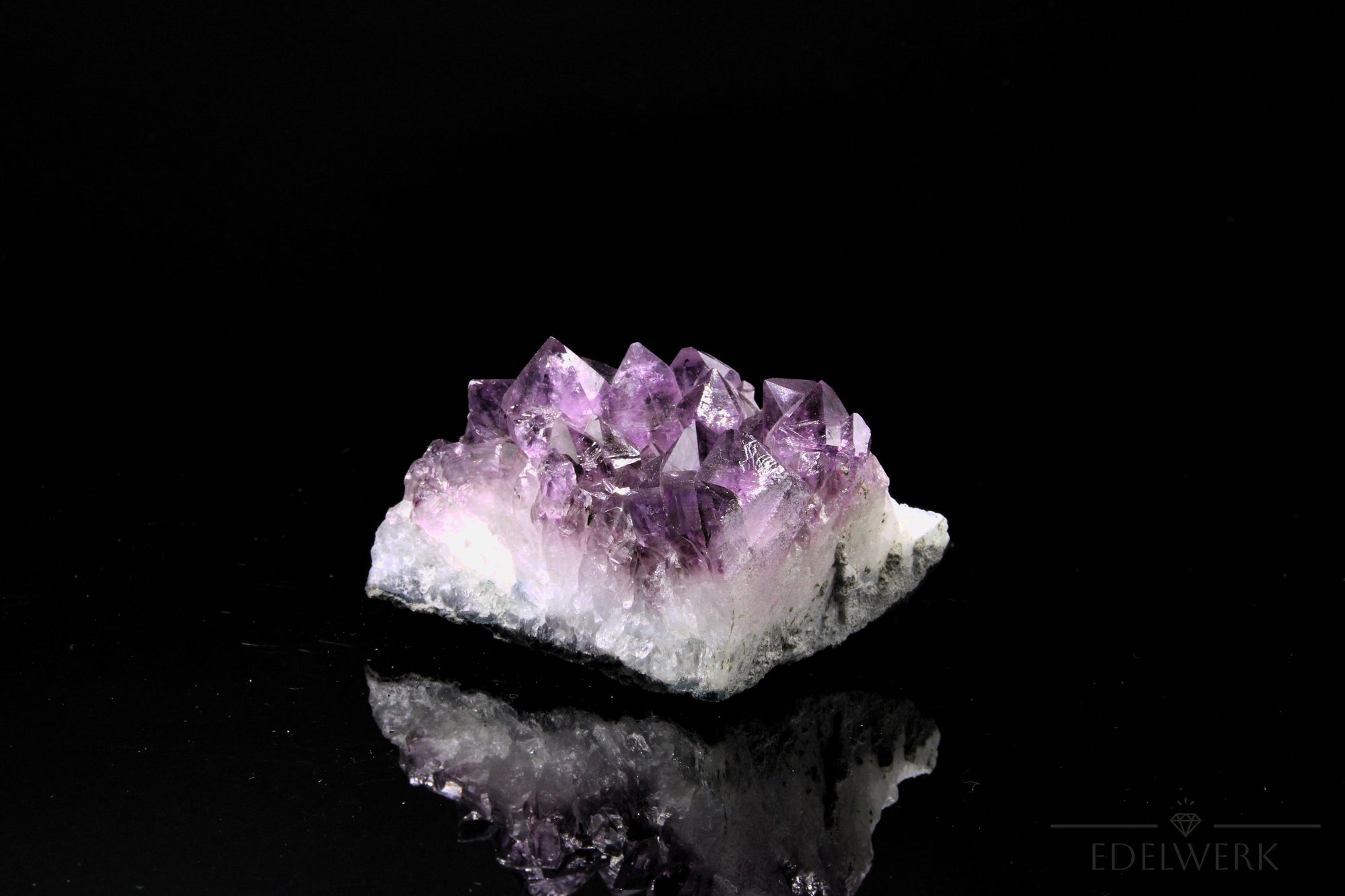 Violetter Amethyst Kristall, fördert meditative Klarheit, violette natürliche Struktur.