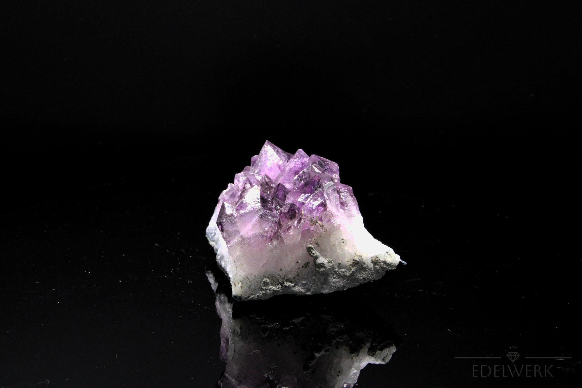 Violetter Amethyst Kristall, Heilstein für intuitive Schutz, violette glänzende Oberfläche.