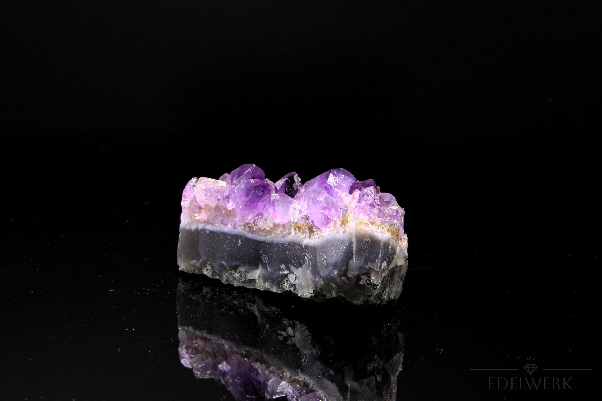 Natürlicher Amethyst Kristall, fördert meditative Wirkung, violette Oberfläche.