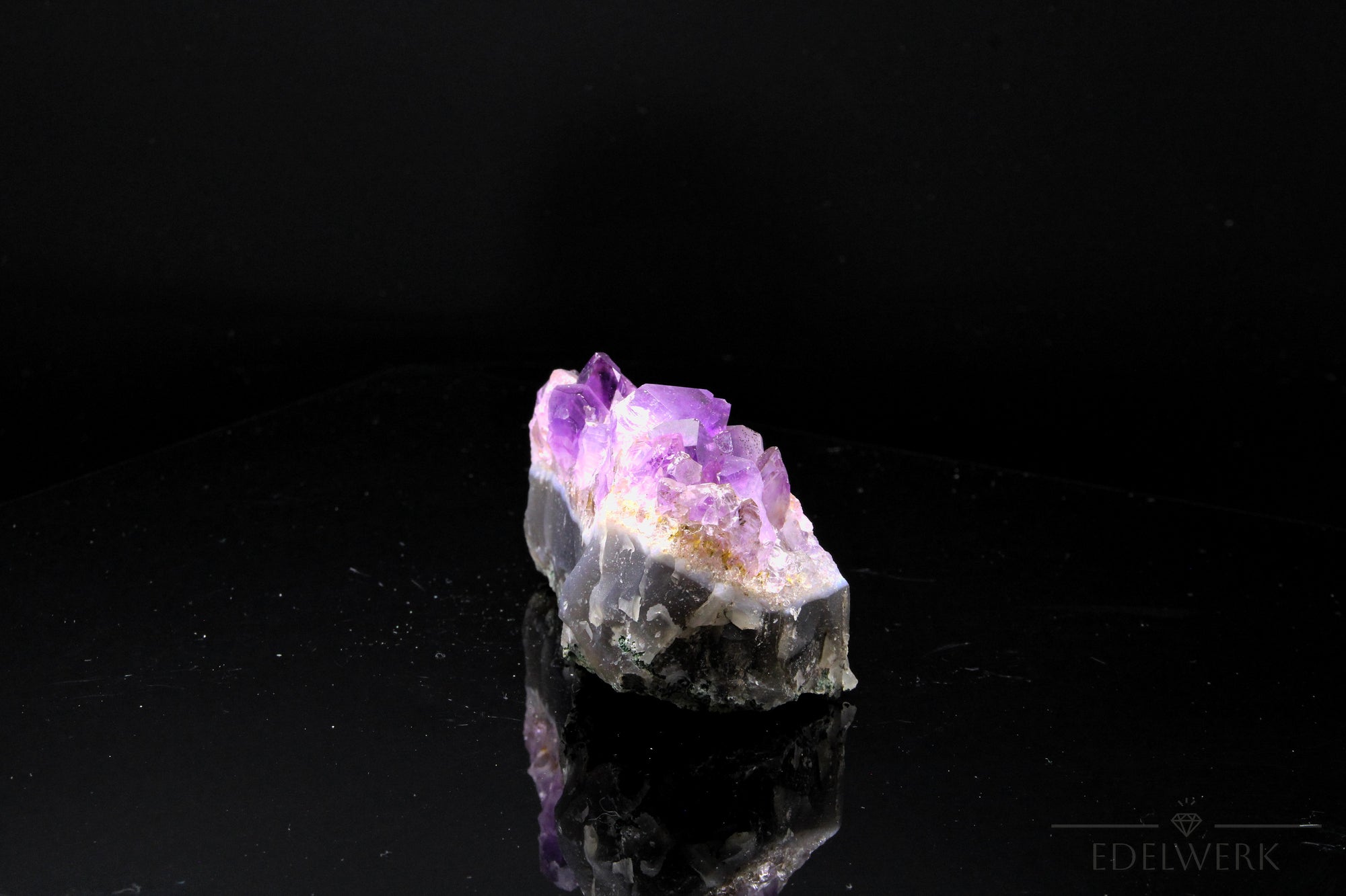 Natürlicher Amethyst Kristall, Heilstein für klare Energie, ungeschliffene violette Form.