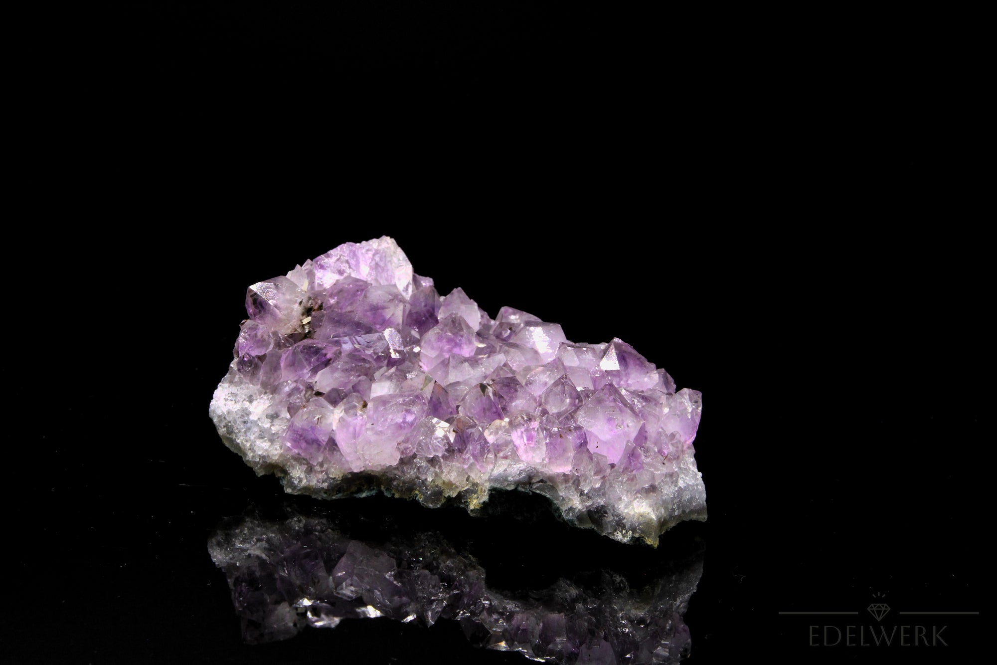 Tiefvioletter Amethyst Kristall, fördert intuitive Praxis, violette natürliche Struktur.