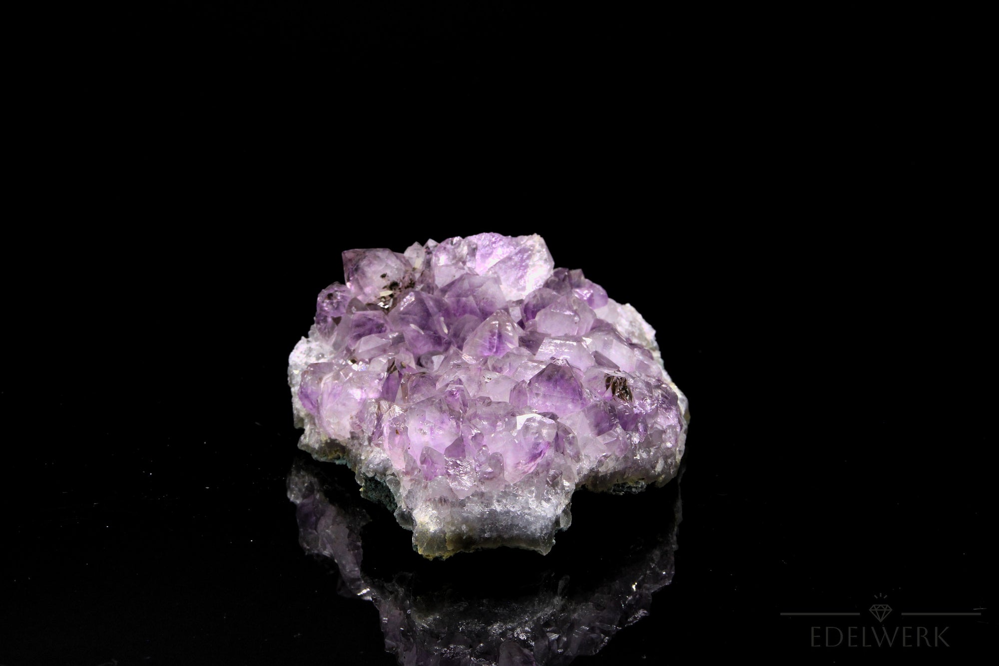 Tiefvioletter Amethyst Kristall, Heilstein für klare Meditation, violette glänzende Oberfläche.