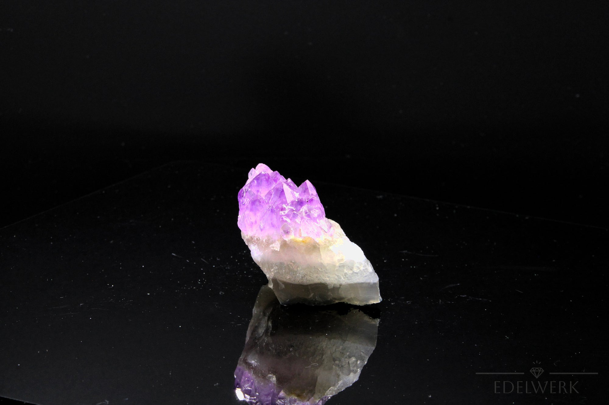 Strahlender Amethyst Kristall, fördert energetische Harmonie, violette glänzende Kristalle.