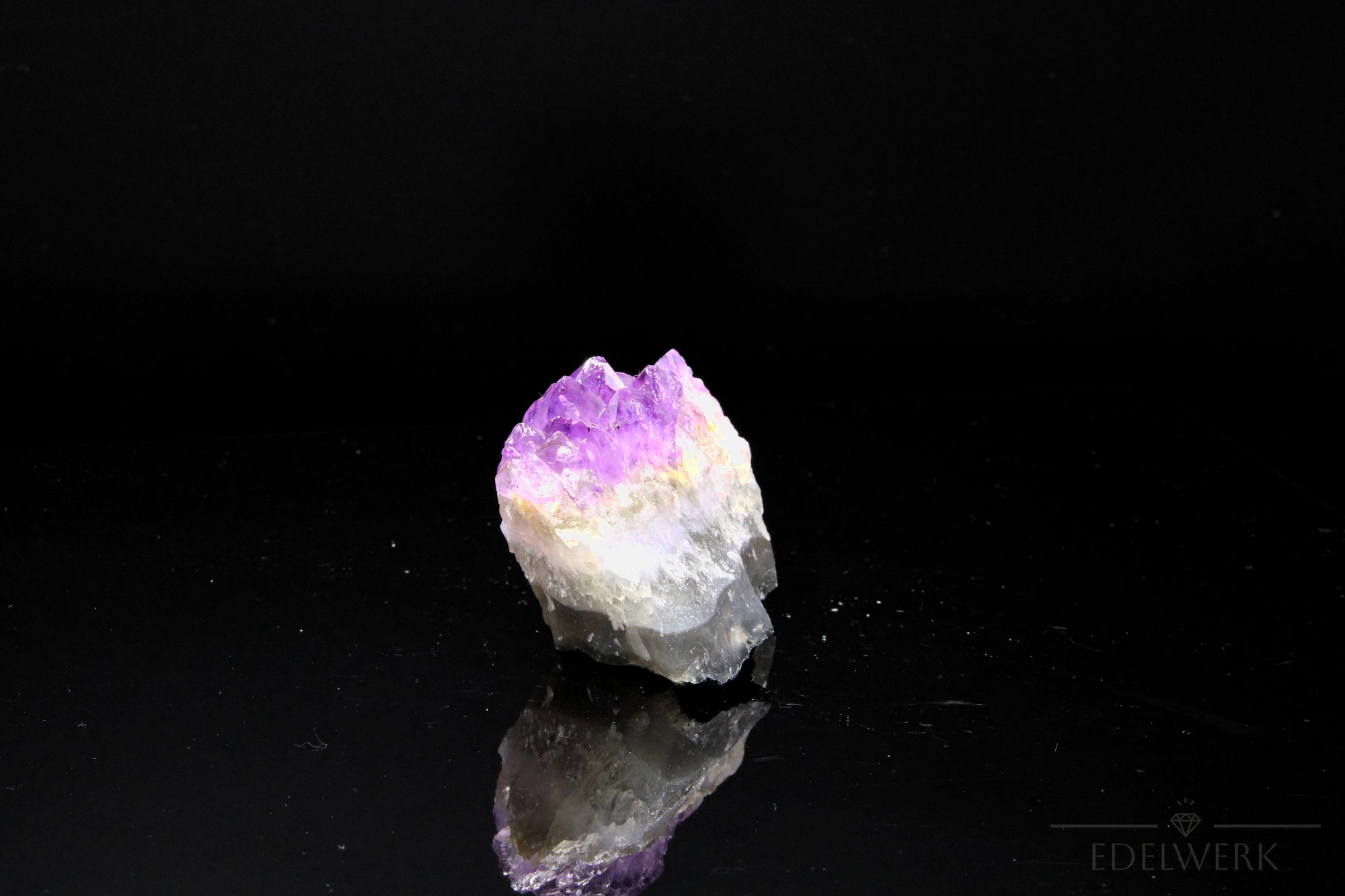 Strahlender Amethyst Kristall, Heilstein für klare Meditation, violette natürliche Form.