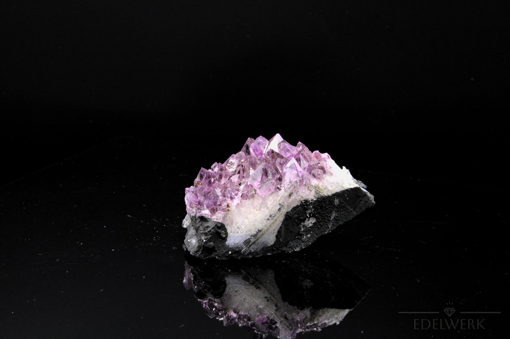 Hochwertiger Amethyst Kristall, fördert schützende Balance, violette glänzende Kristalle.