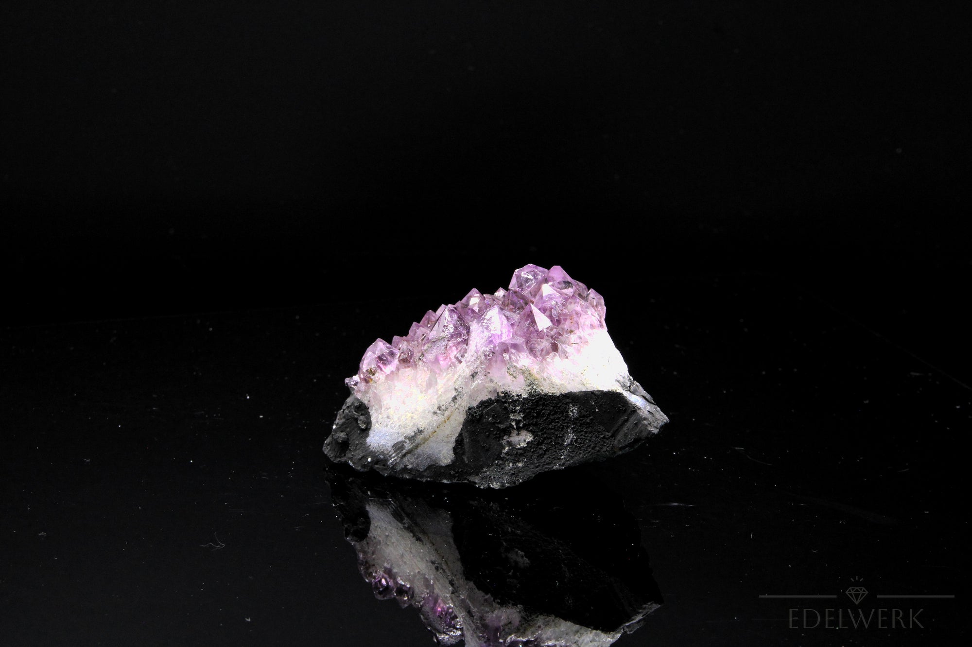 Hochwertiger Amethyst Kristall, Heilstein für intuitive Schutz, klare violette Struktur.
