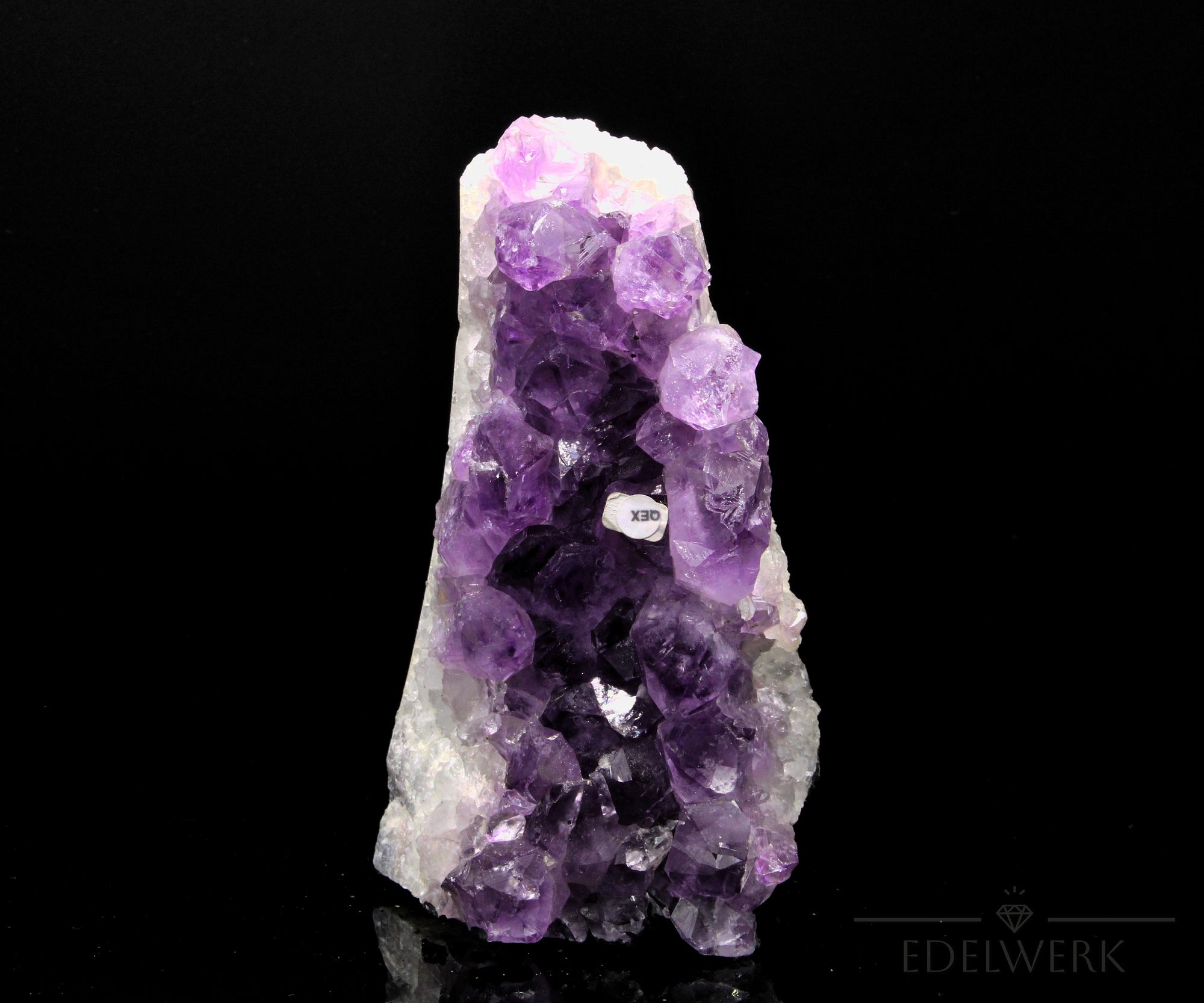 Violette Amethyst Druse, Heilstein für meditative Harmonie, violette Drusenstruktur.