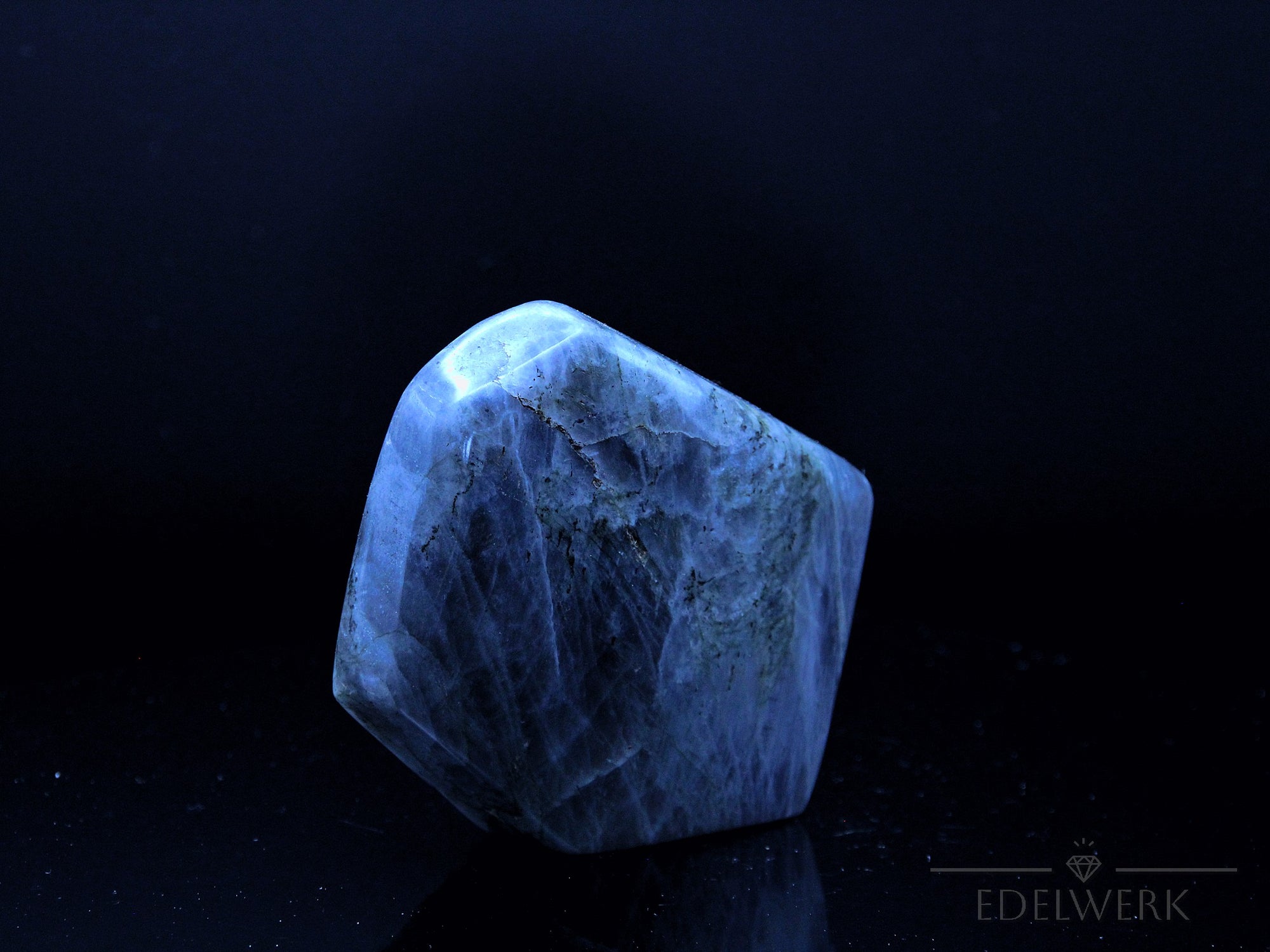 Labradorite Heilstein, Heilstein für meditative Klarheit, bunte Oberfläche.