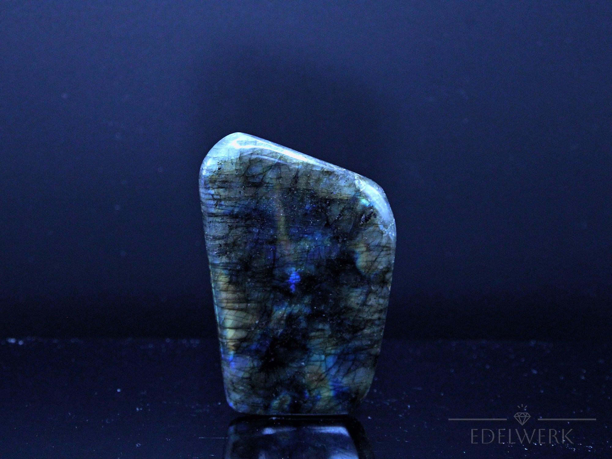 Labradorite Kristall, Heilstein für spirituelle Klarheit, bunte glänzende Struktur.