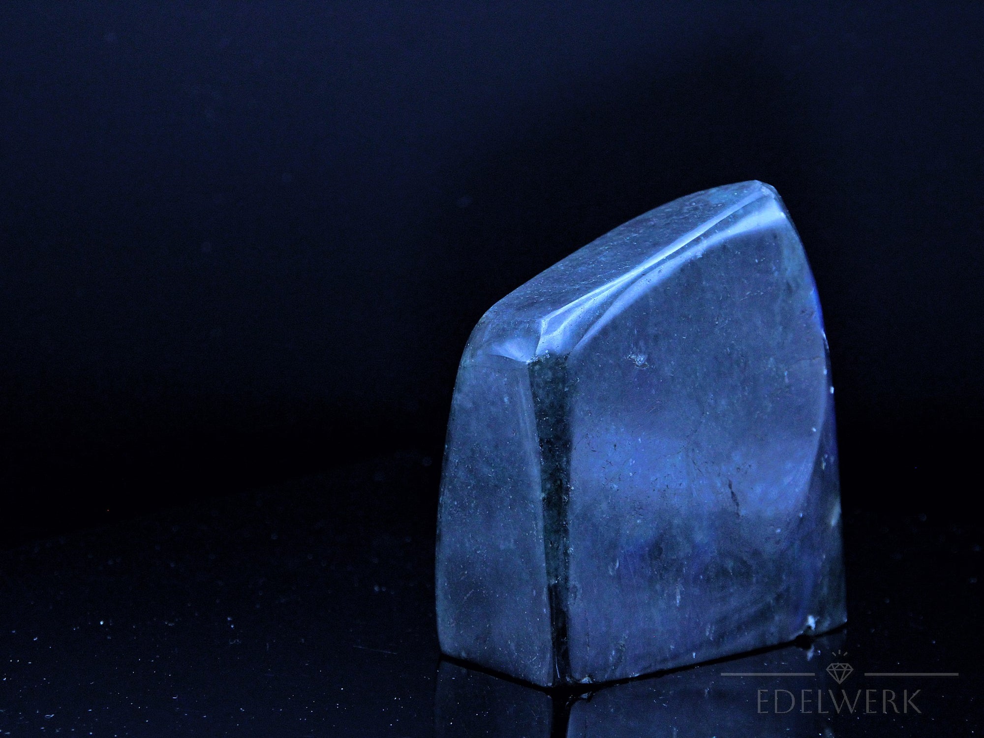 Strahlender Labradorite, Heilstein für meditative Entspannung, bunte glänzende Form.