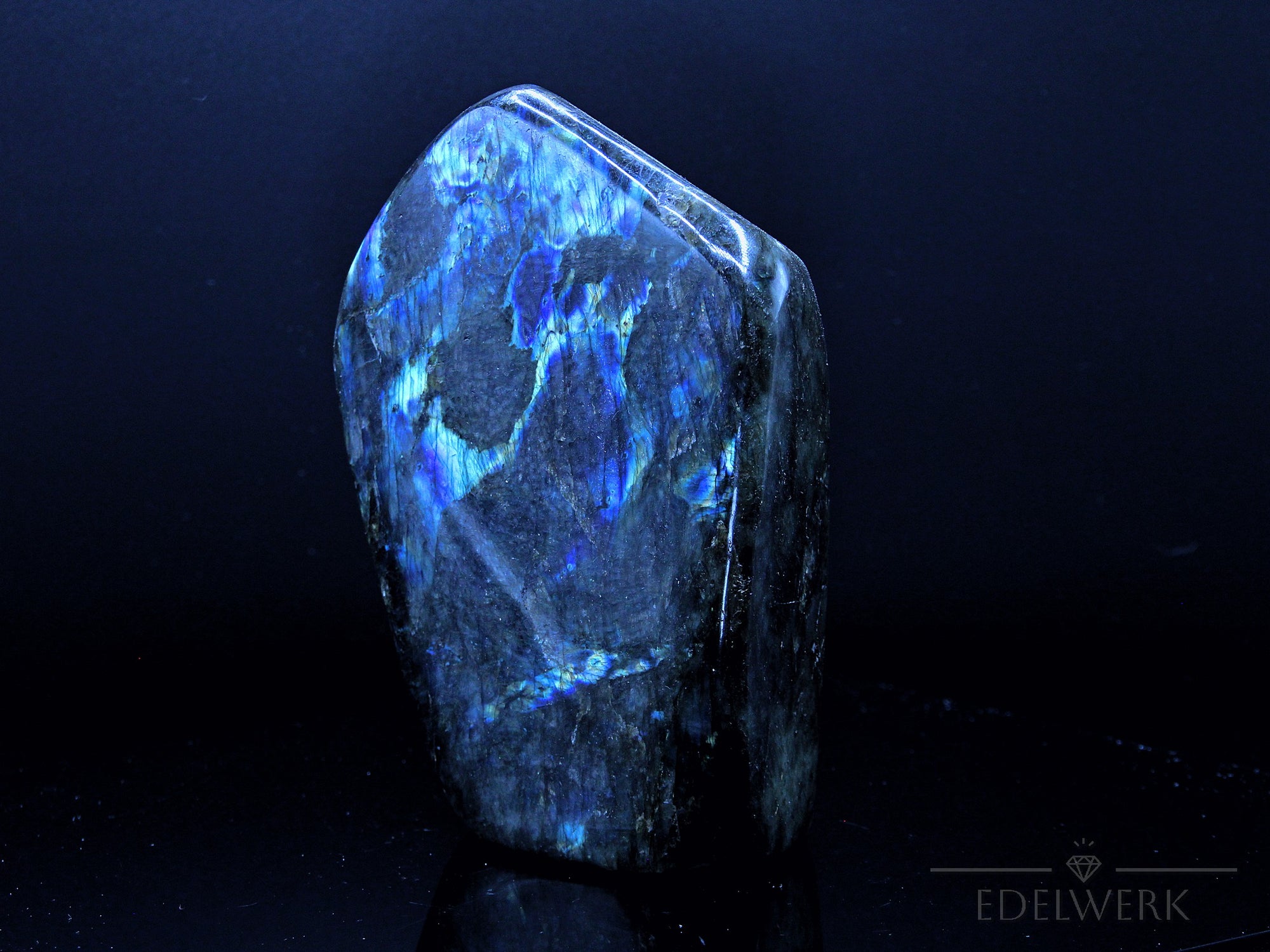 Natürlicher Labradorite, fördert meditative Harmonie, ungeschliffene bunte Struktur.