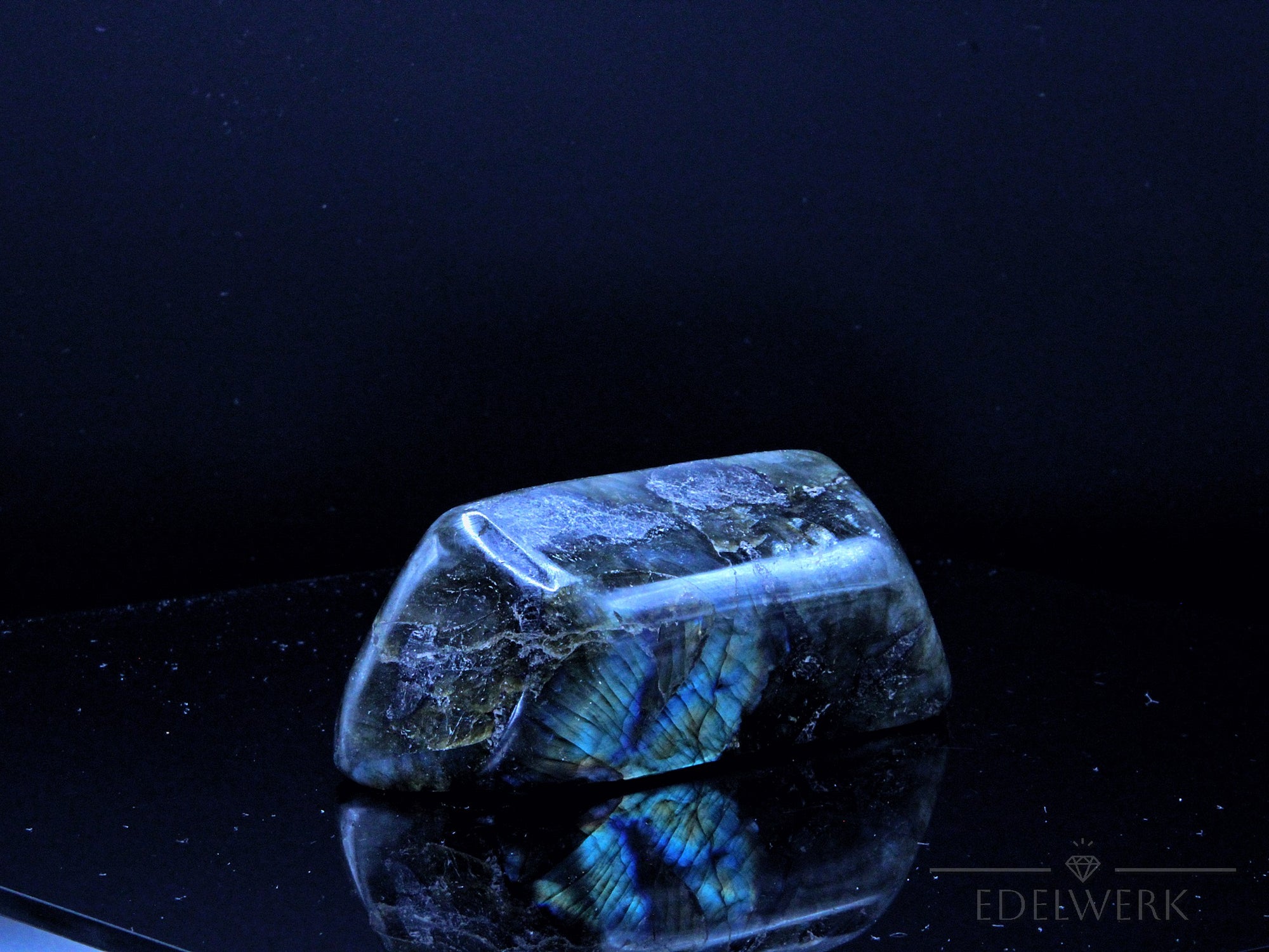 Strahlender Labradorite, Heilstein für spirituellen Schutz, bunte glänzende Form.
