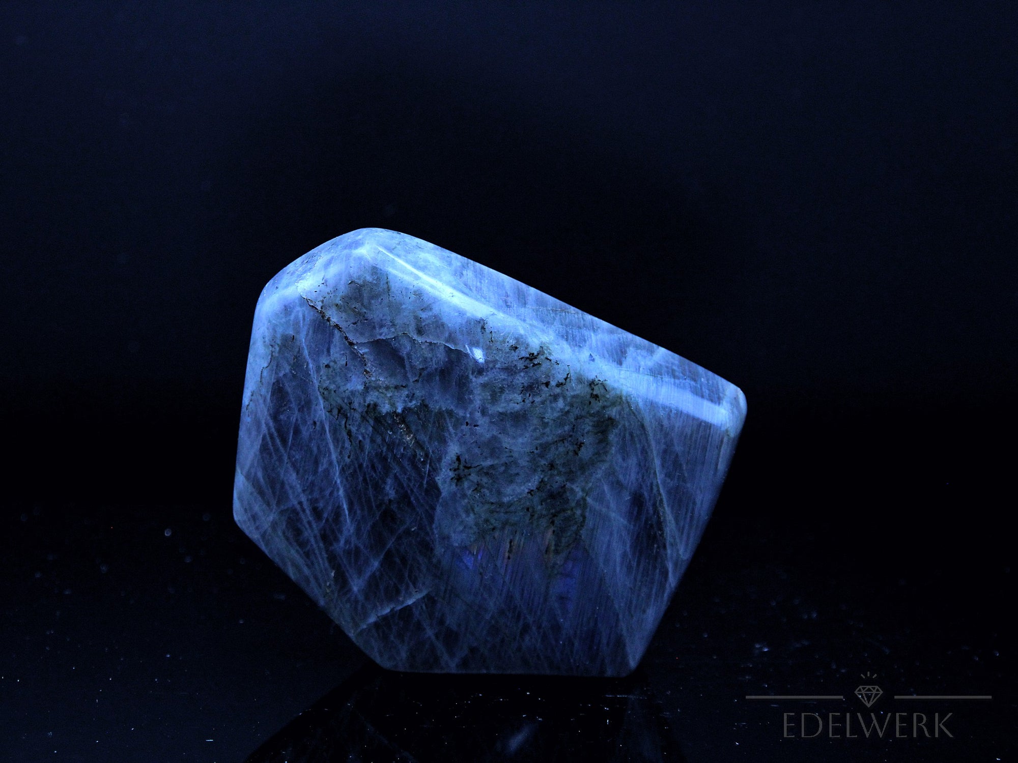 Labradorite Heilstein, fördert schützende Energie, bunte Kristallstruktur.