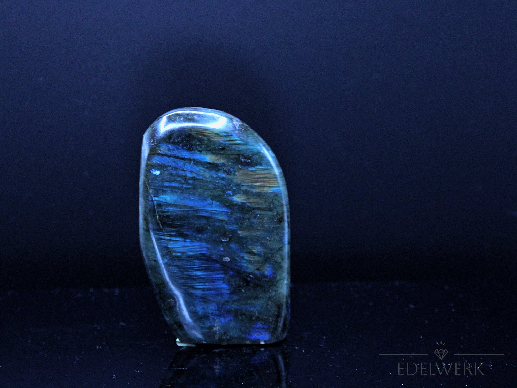 Natürlicher Labradorite, fördert meditative Balance, bunte natürliche Form.