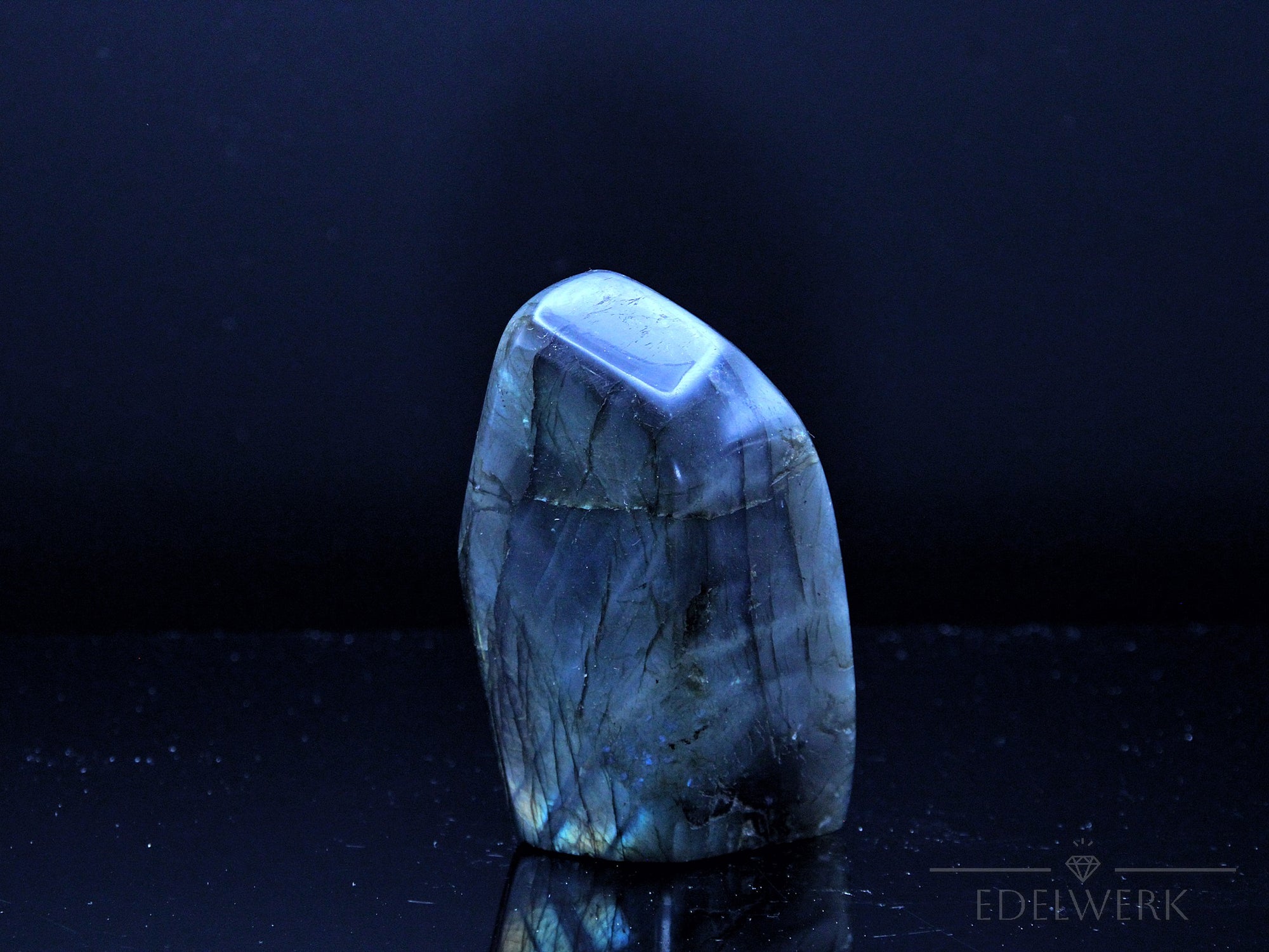 Klarer Labradorite, fördert energetische Harmonie, durchsichtige bunte Oberfläche.
