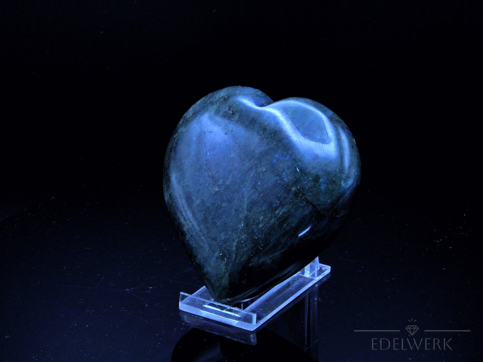Labradorite Kristall, fördert energetische Harmonie, bunte Kristalloberfläche.