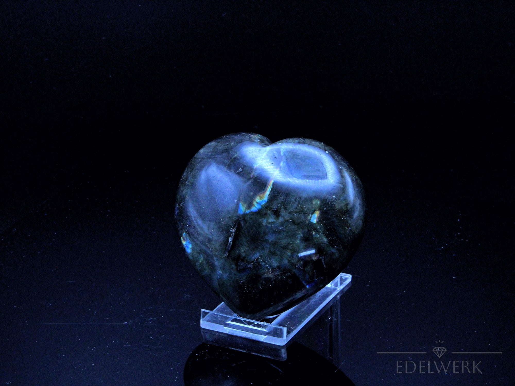 Strahlender Labradorite, fördert energetische Harmonie, bunte Kristallstruktur.