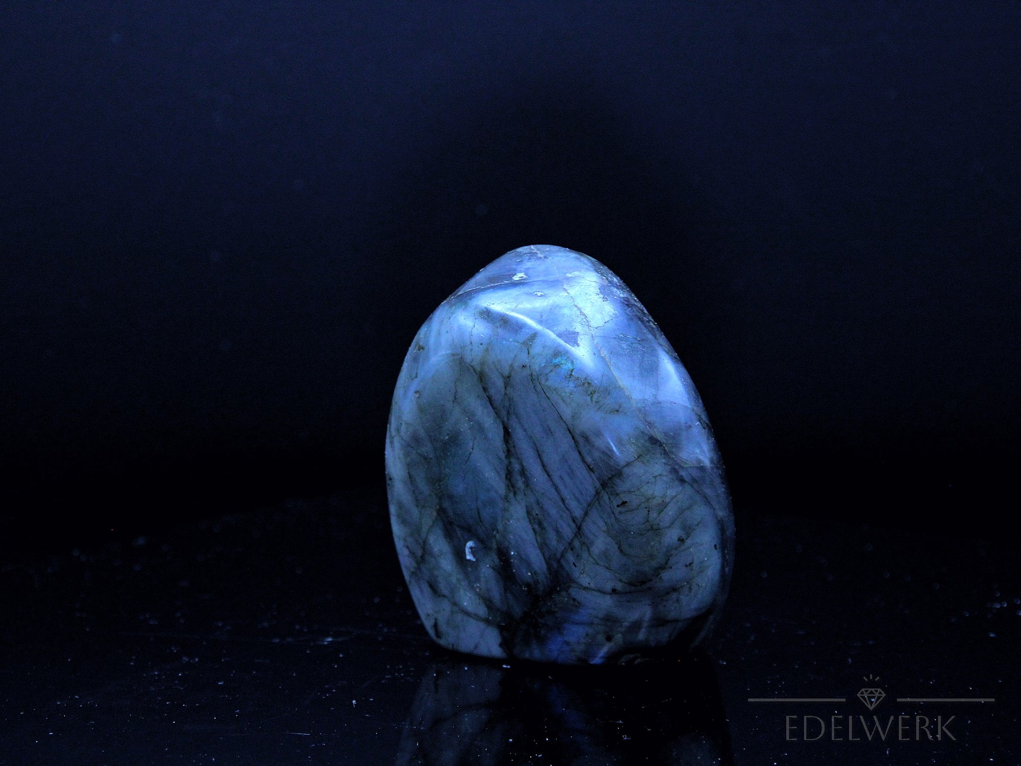 Klarer Labradorite, fördert intuitive Energie, durchsichtige bunte Oberfläche.