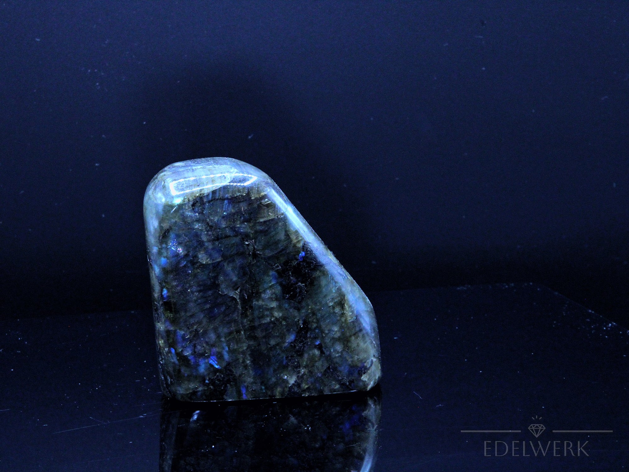 Klarer Labradorite, Heilstein für spirituelle Harmonie, bunte glänzende Struktur.