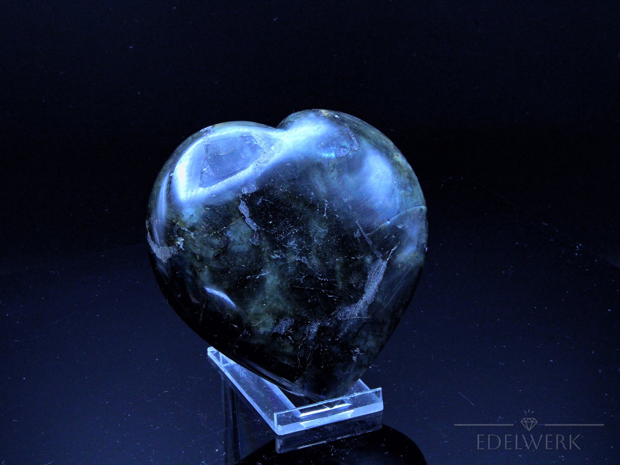 Labradorite Kristall, Heilstein für spirituelle Klarheit, bunte glänzende Struktur.