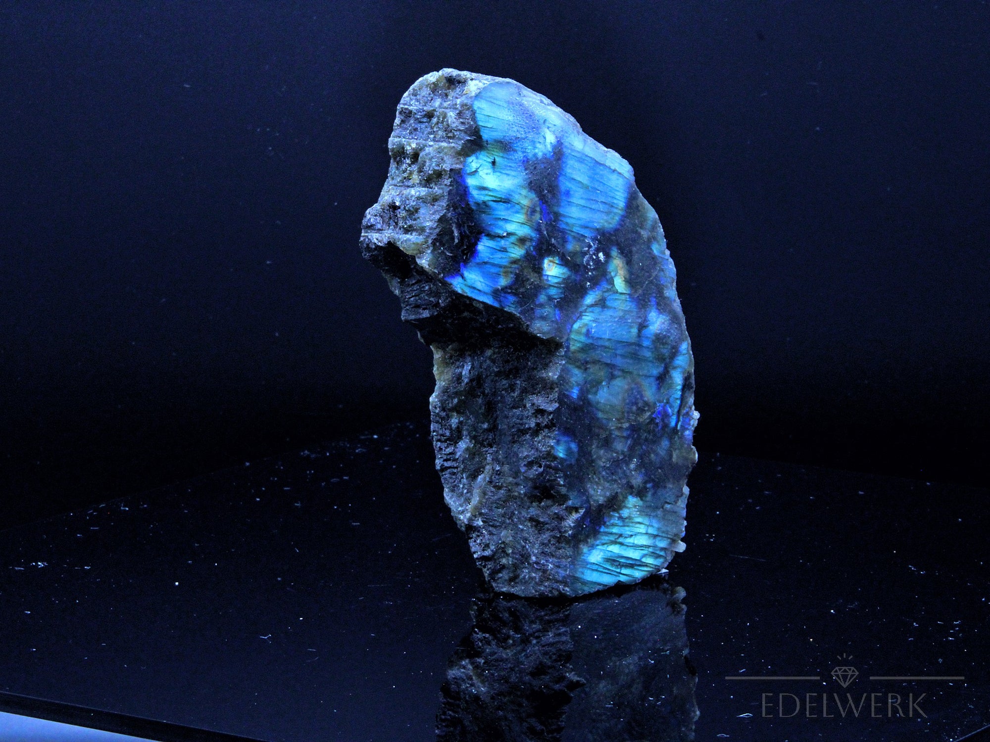 Labradorite Heilstein, Heilstein für spirituelle Klarheit, bunte glänzende Form.