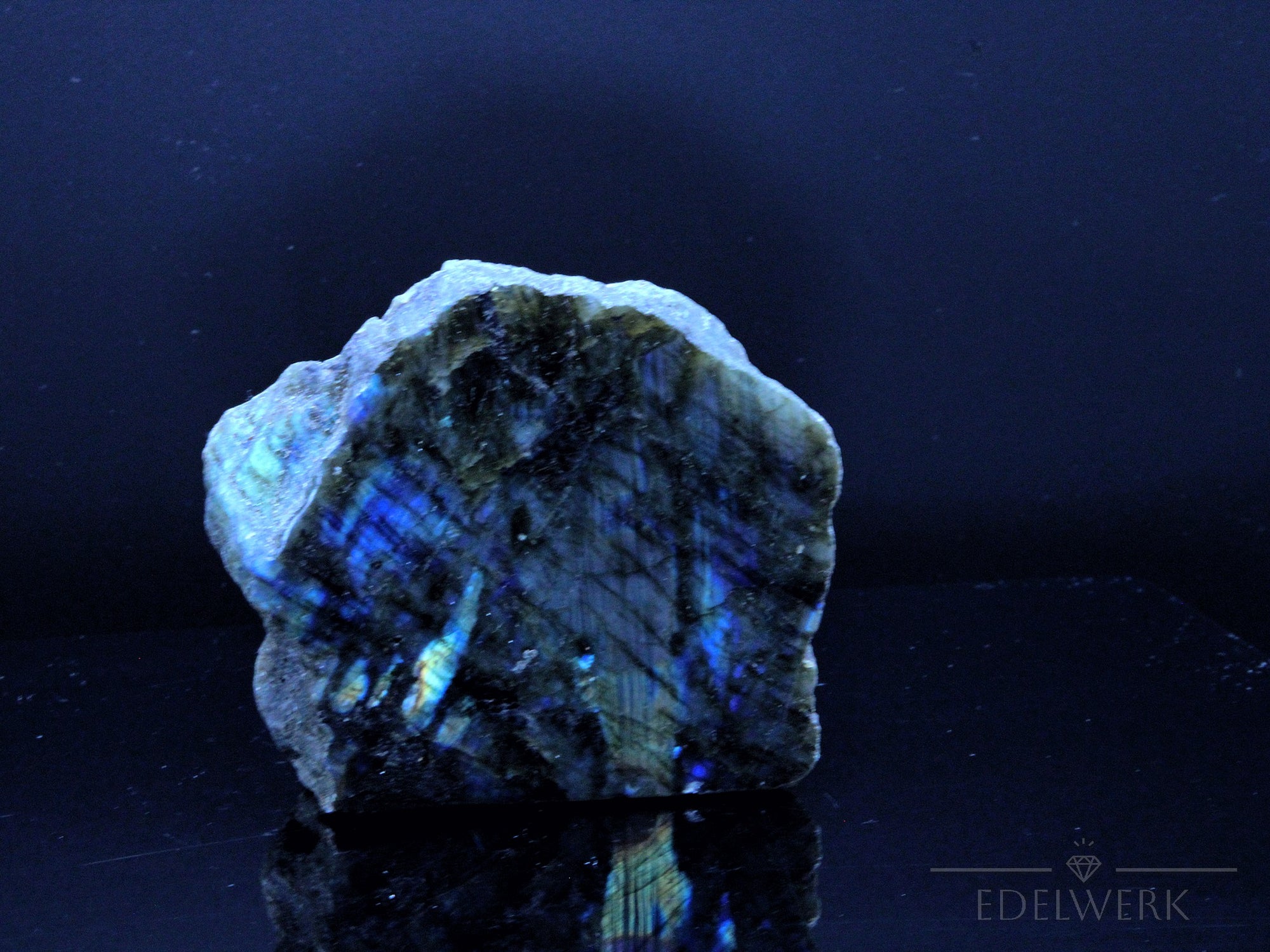 Klarer Labradorite, fördert meditative Balance, durchsichtige bunte Oberfläche.