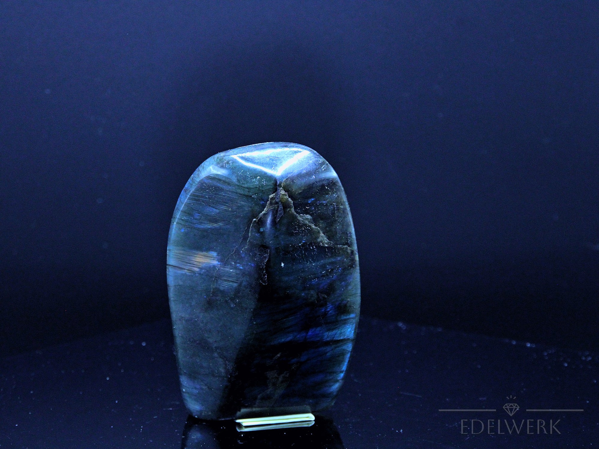Natürlicher Labradorite, fördert intuitive Energie, bunte glänzende Struktur.