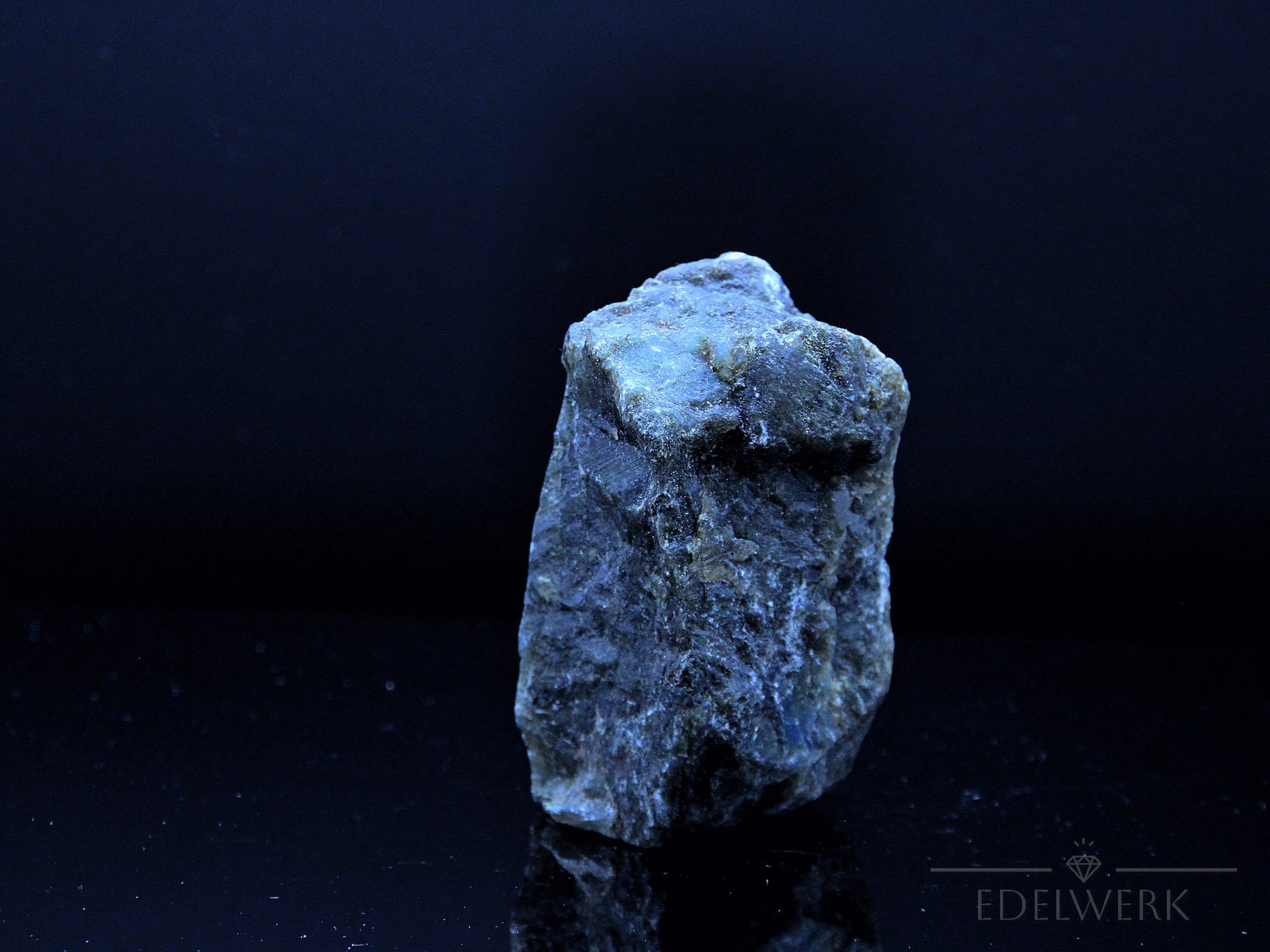 Labradorite Kristall, Heilstein für spirituelle Intuition, bunte glänzende Struktur.