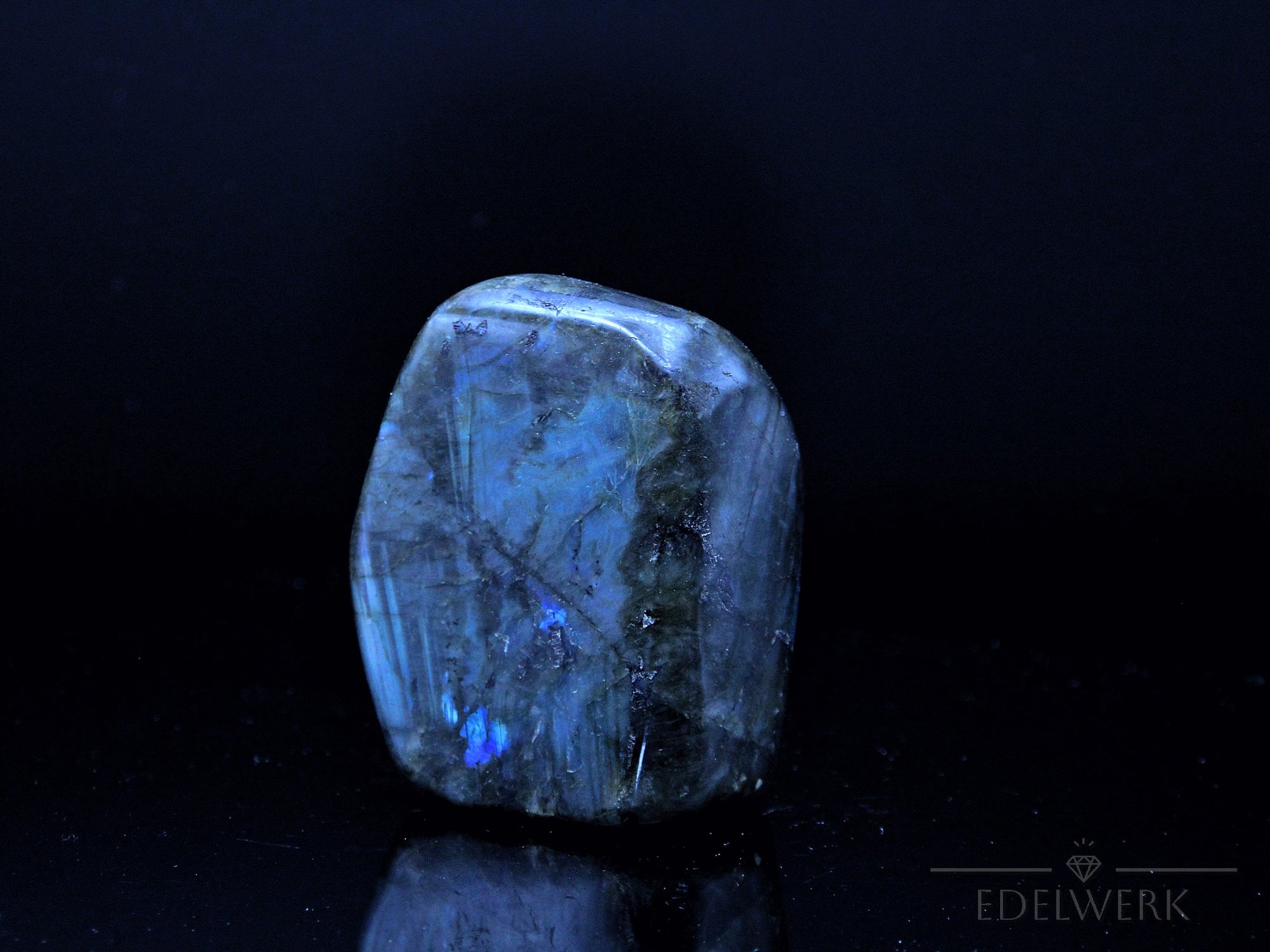 Labradorite Heilstein, Heilstein für meditative Praxis, bunte glänzende Form.