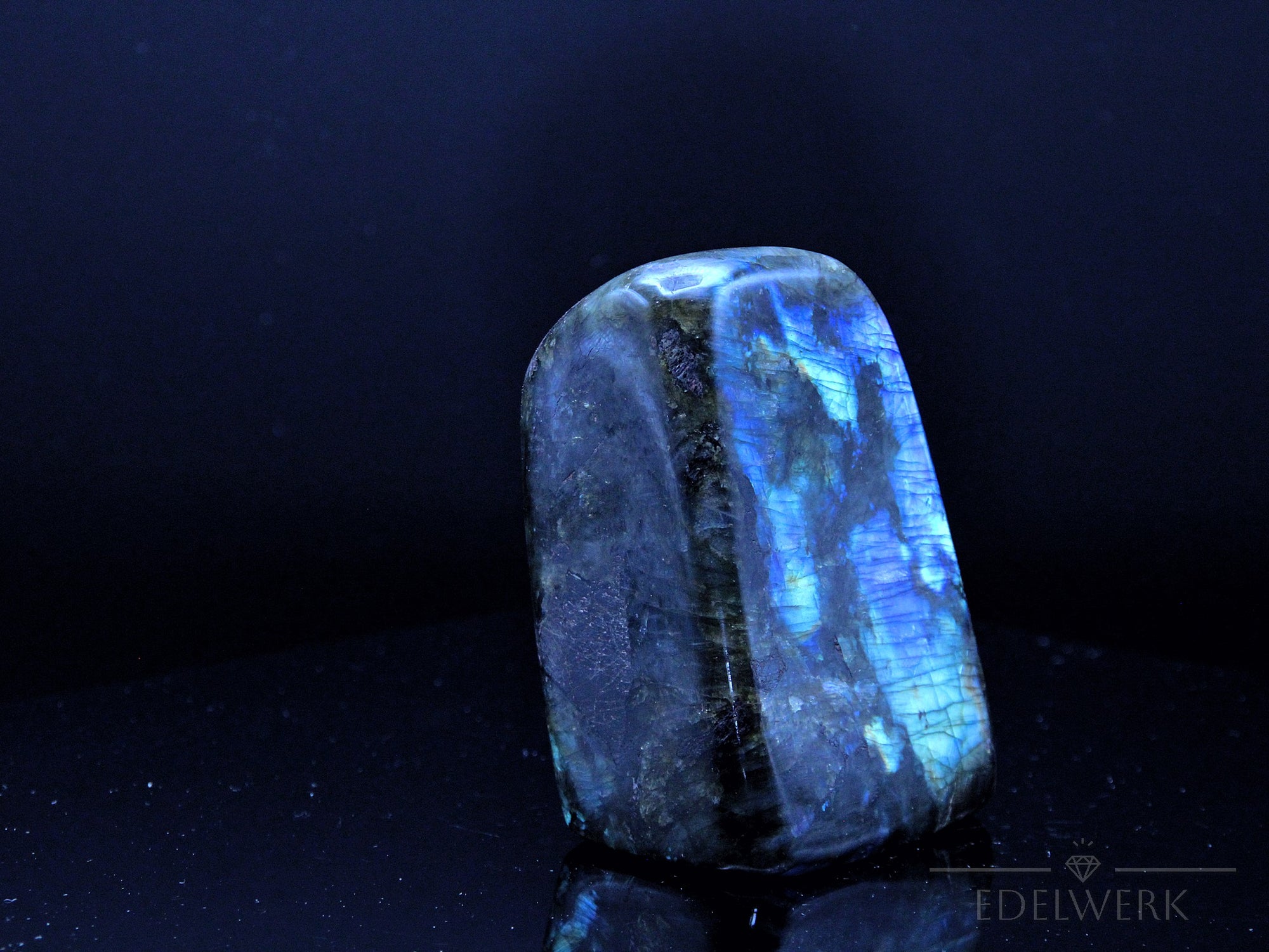 Natürlicher Labradorite, fördert harmonische Energie, ungeschliffene bunte Struktur.
