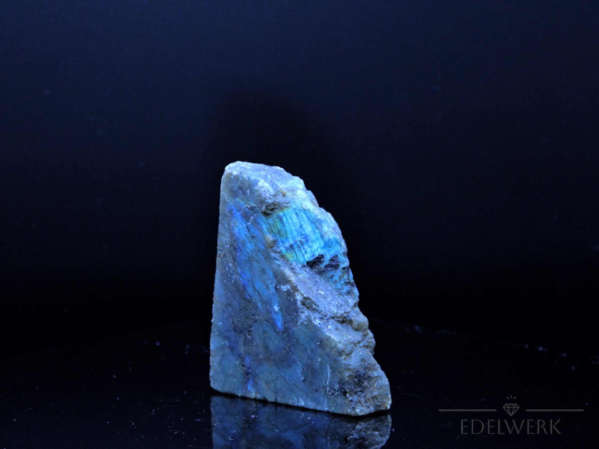 Labradorite Heilstein, fördert schützende Energie, bunte Kristallstruktur.