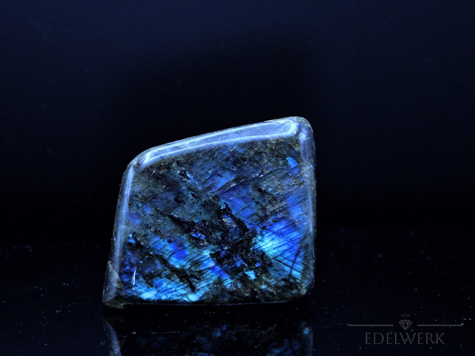 Labradorite Heilstein, Heilstein für innere Balance, bunte Oberfläche.