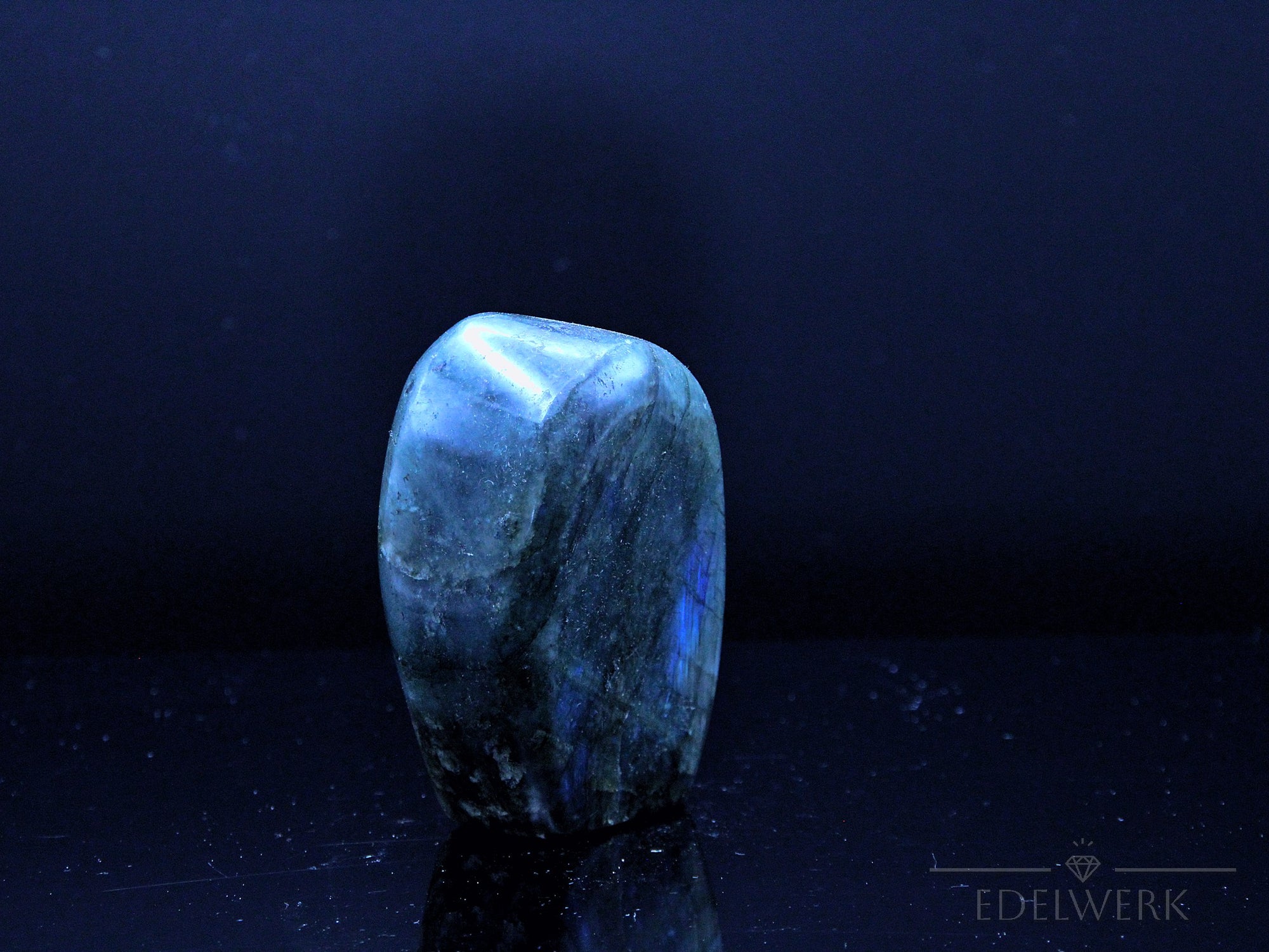 Natürlicher Labradorite, fördert energetische Klarheit, bunte natürliche Form.