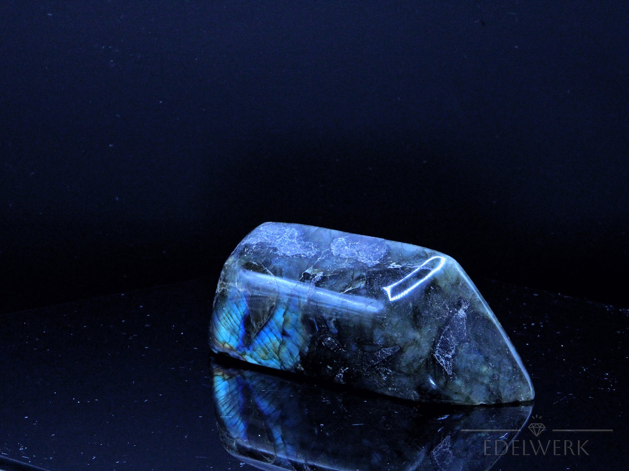 Strahlender Labradorite, fördert intuitive Energie, bunte Kristallstruktur.