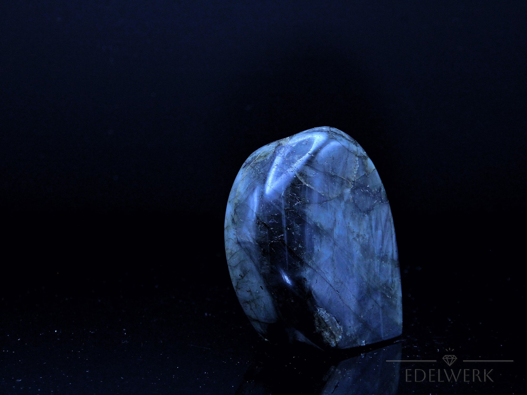 Klarer Labradorite, Heilstein für spirituelle Intuition, bunte glänzende Struktur.