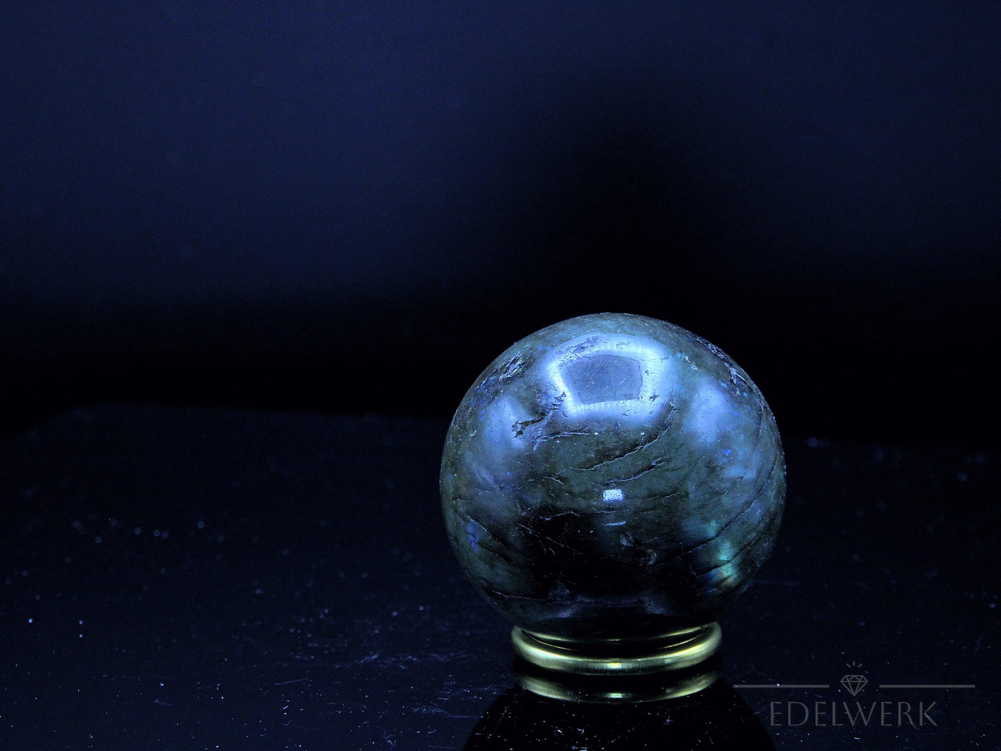 Labradorite Kristall, Heilstein für spirituelle Meditation, bunte glänzende Struktur.