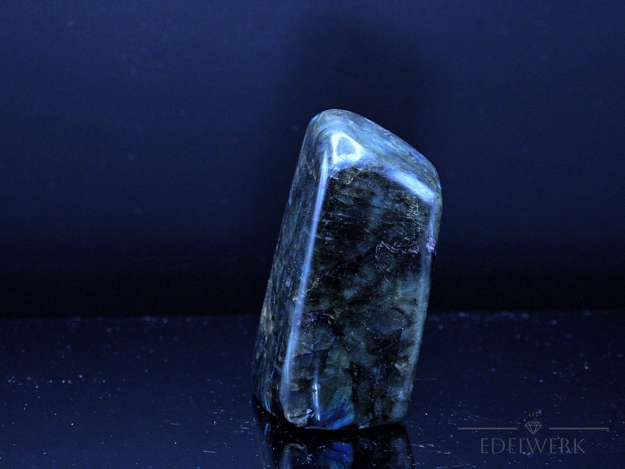 Natürlicher Labradorite, Heilstein für meditative Balance, bunte Oberfläche.
