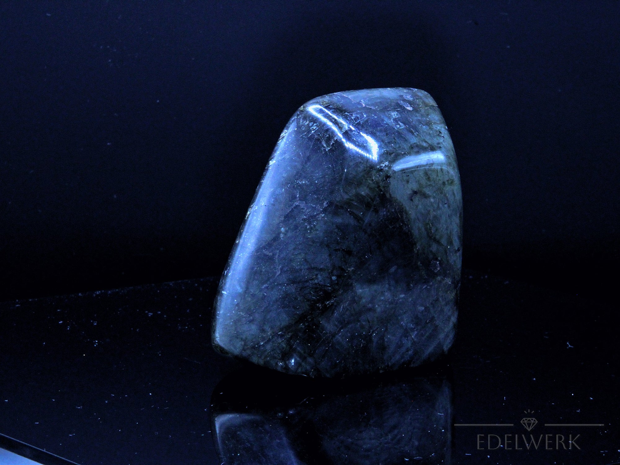Strahlender Labradorite, fördert meditative Ruhe, bunte Kristallstruktur.