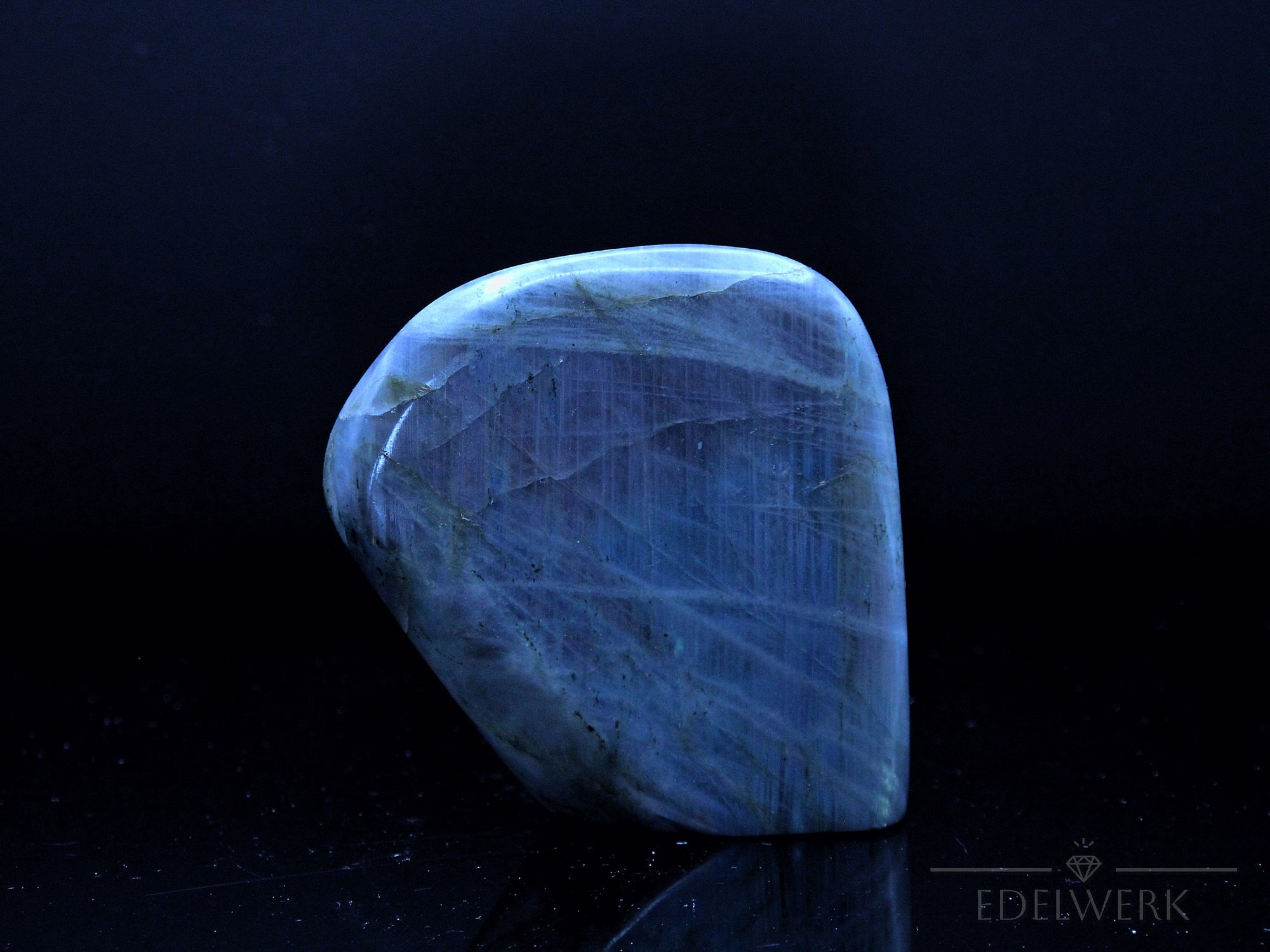 Labradorite Kristall, Heilstein für spirituellen Schutz, bunte glänzende Struktur.