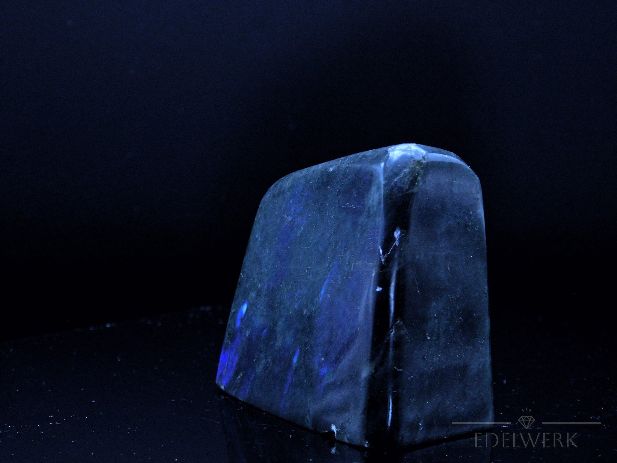 Strahlender Labradorite, fördert spirituelle Harmonie, bunte Kristallstruktur.