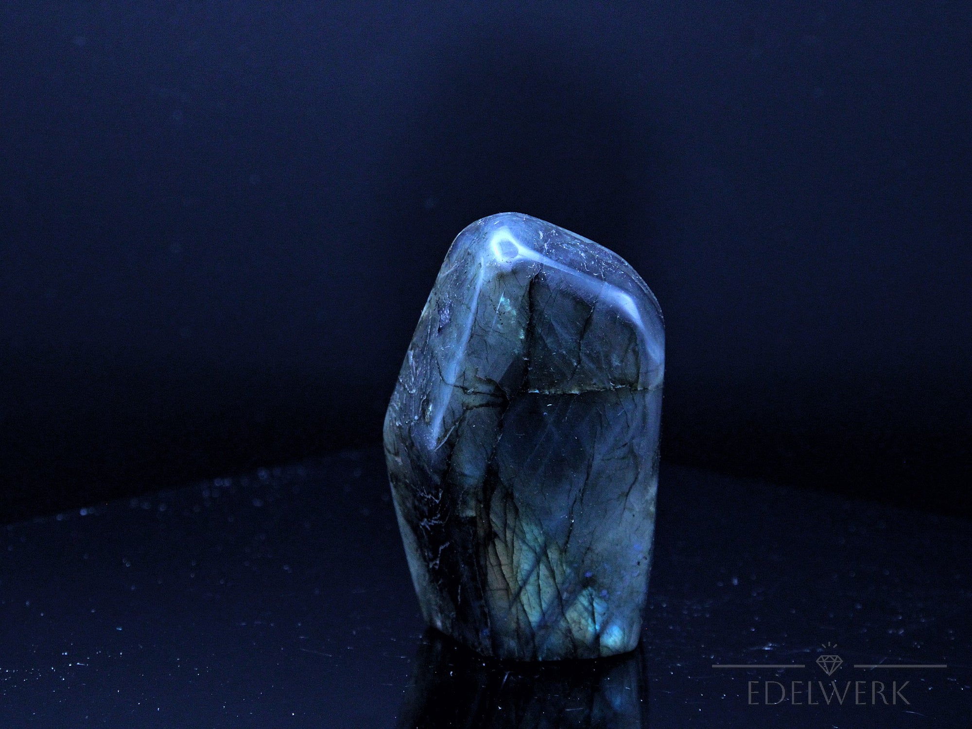 Klarer Labradorite, Heilstein für klare Wirkung, bunte Kristallform.