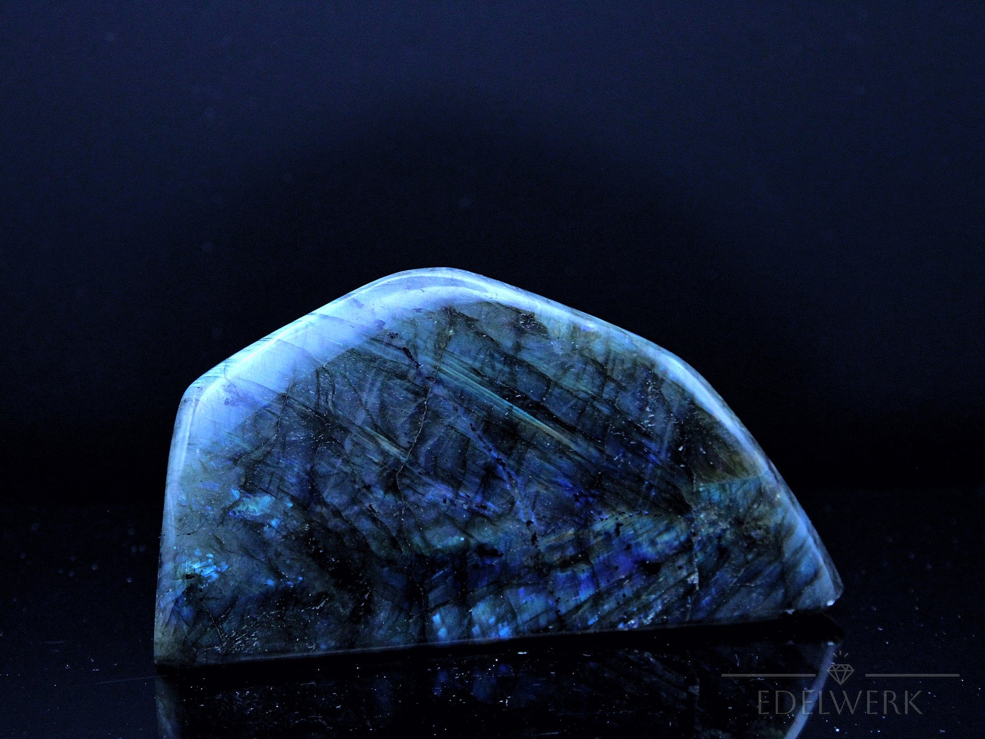 Strahlender Labradorite, Heilstein für meditative Kraft, bunte glänzende Form.