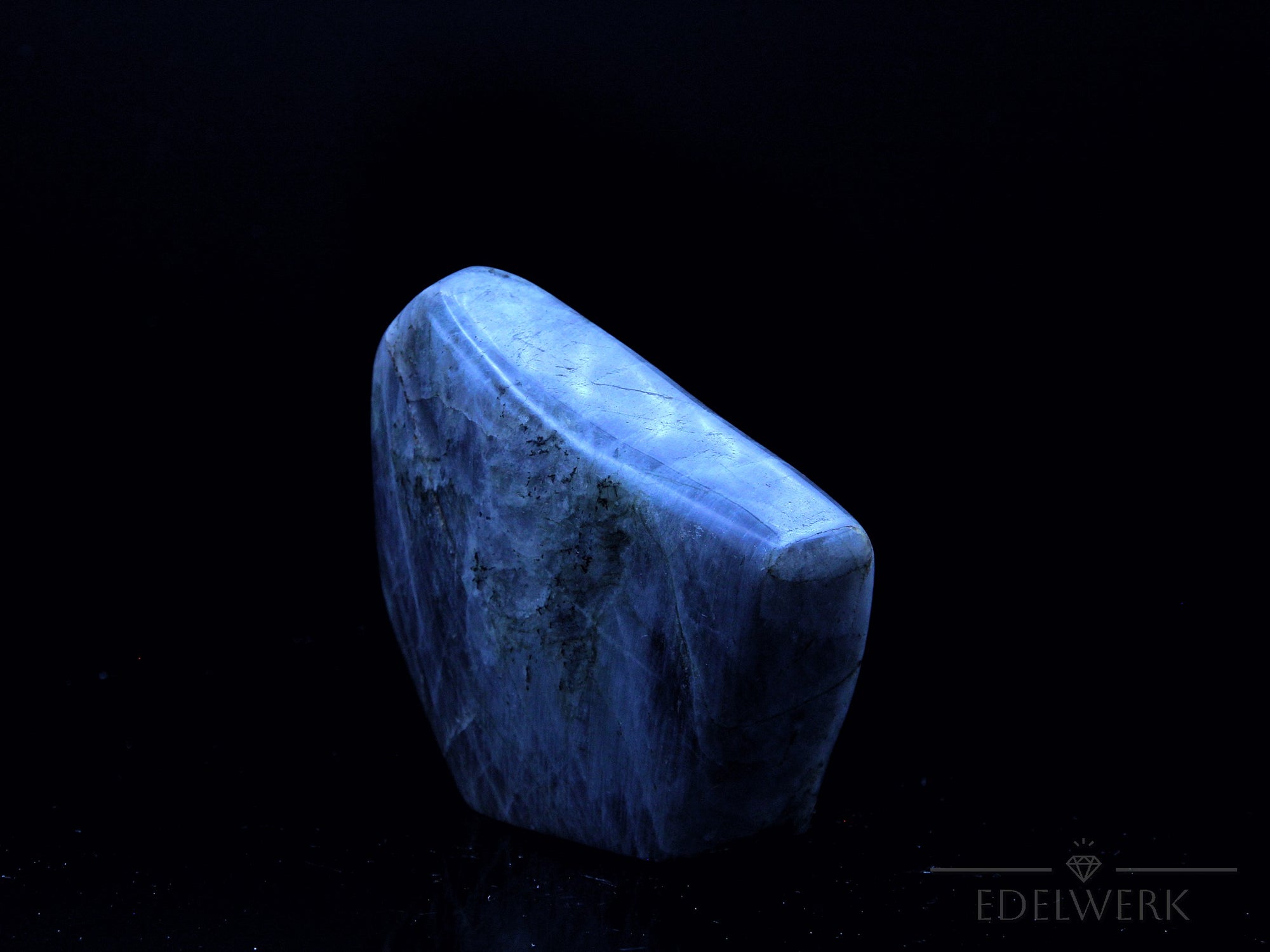 Labradorite Heilstein, Heilstein für spirituelle Intuition, bunte glänzende Form.