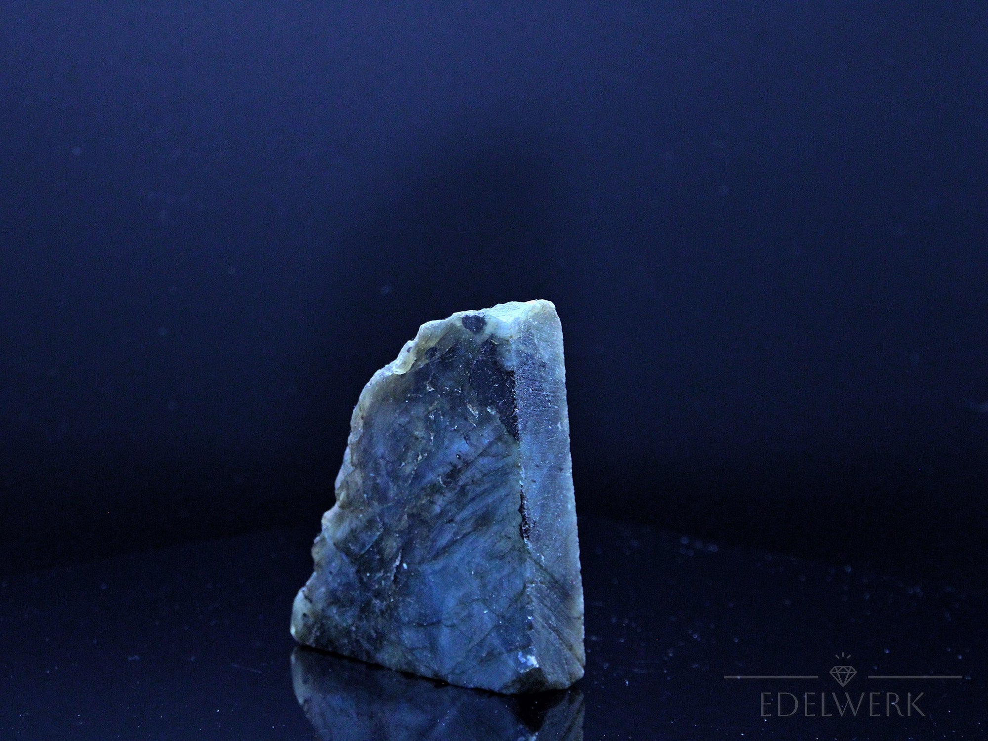 Labradorite Heilstein, Heilstein für spirituelle Harmonie, bunte glänzende Form.