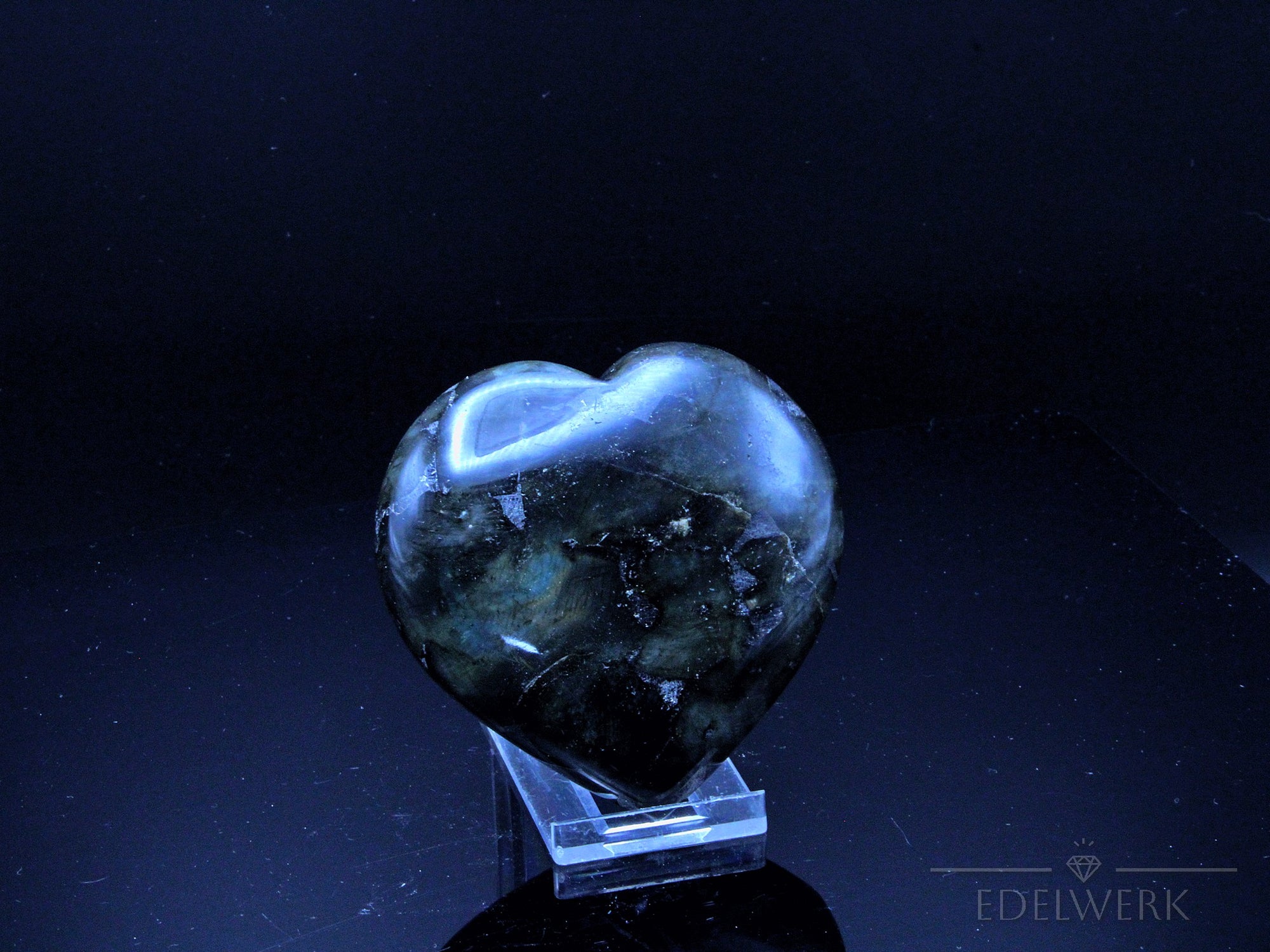 Labradorite Heilstein, Heilstein für spirituelle Balance, bunte glänzende Form.