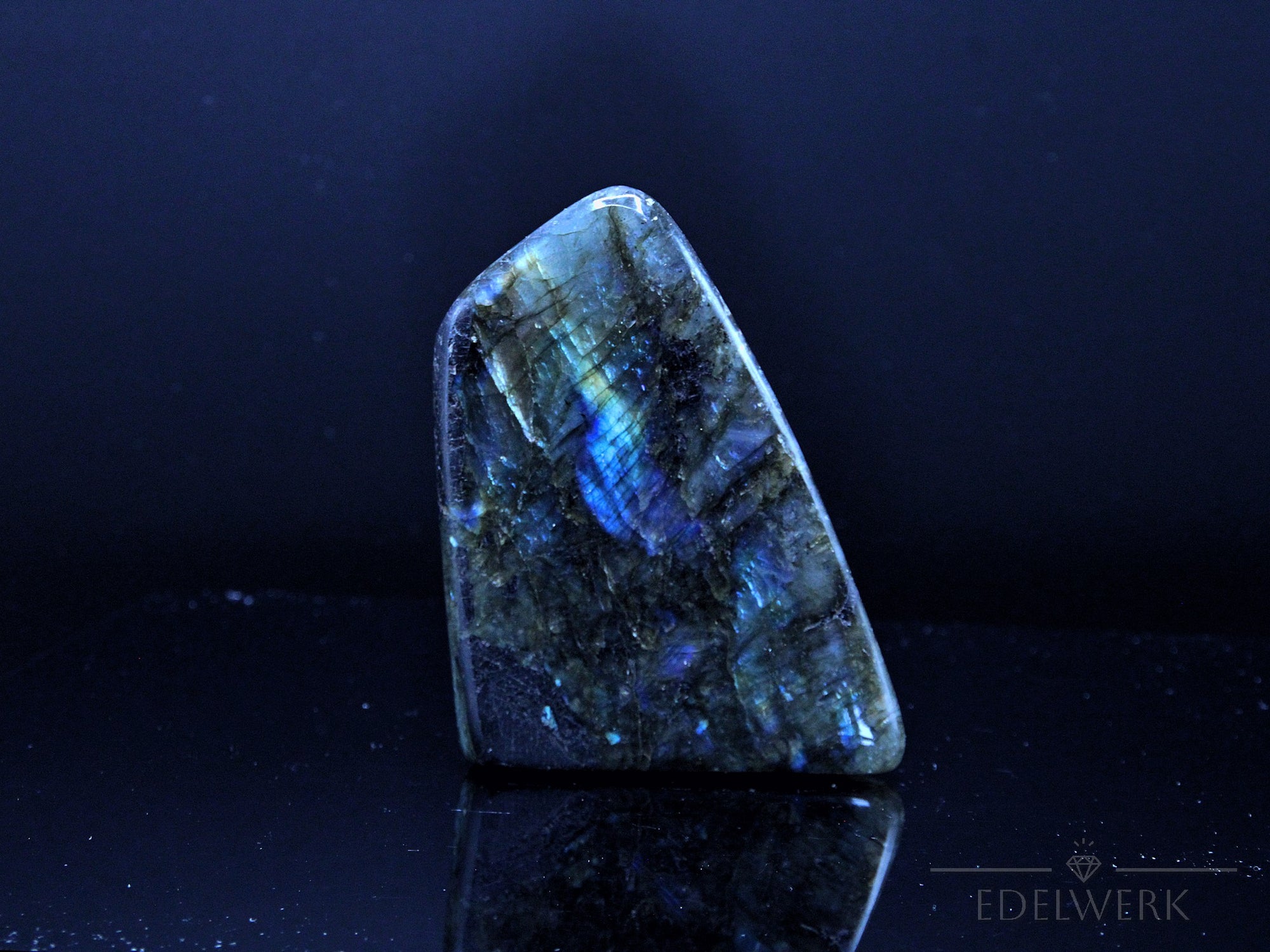 Strahlender Labradorite, Heilstein für spirituelle Entspannung, bunte glänzende Form.