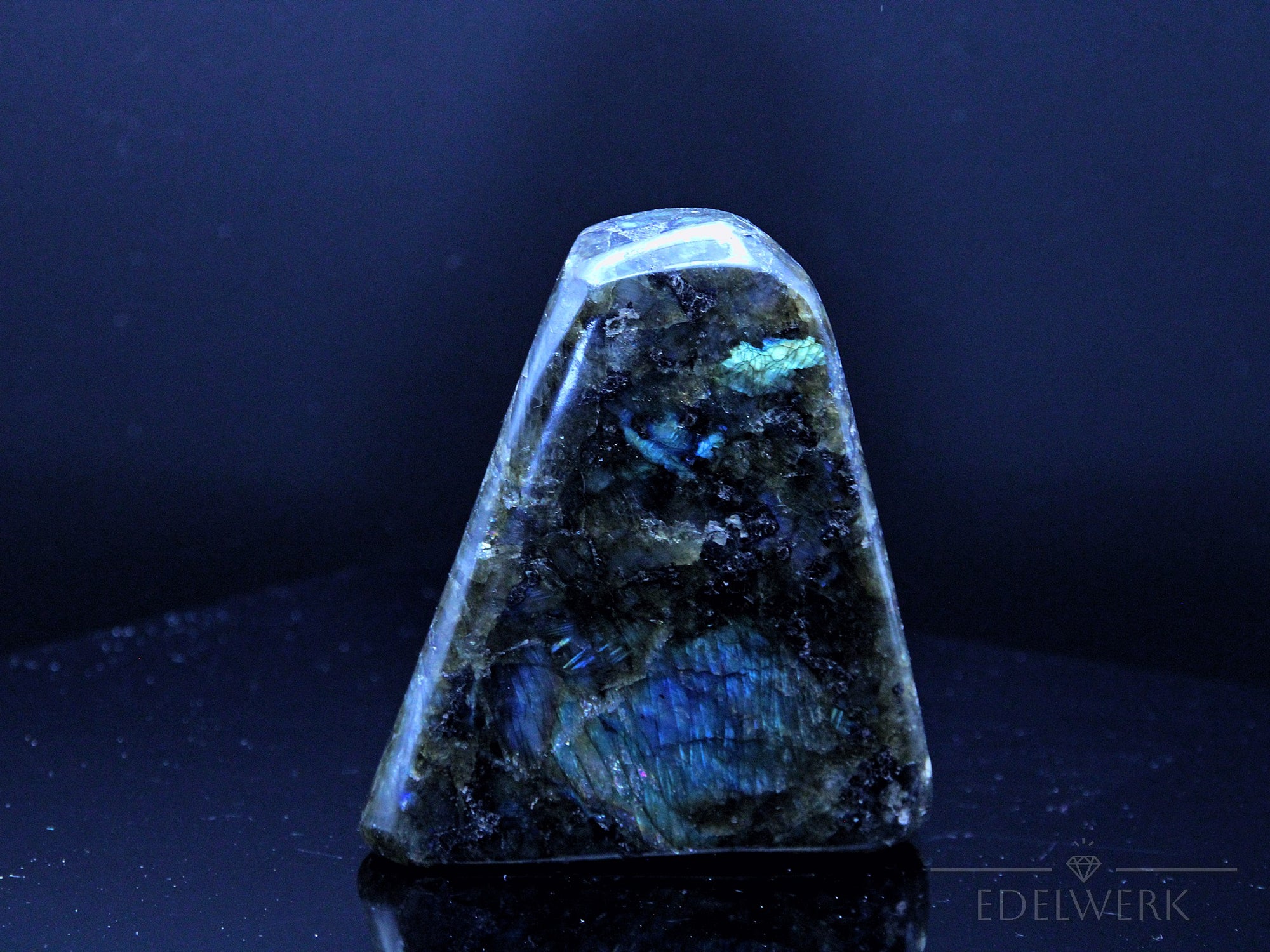 Labradorite Kristall, Heilstein für meditative Entspannung, bunte glänzende Struktur.