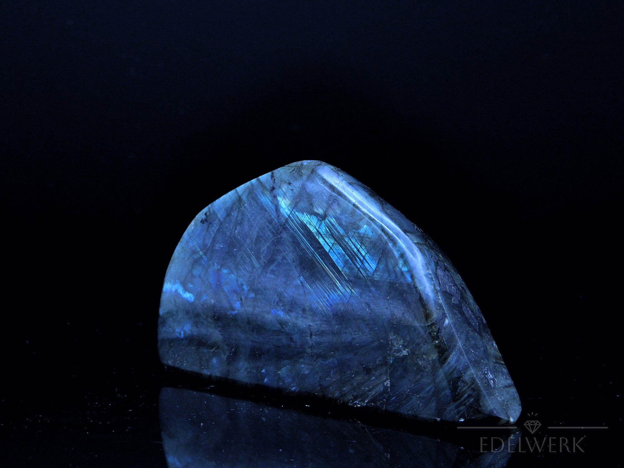 Strahlender Labradorite, fördert spirituelle Harmonie, bunte Kristallstruktur.